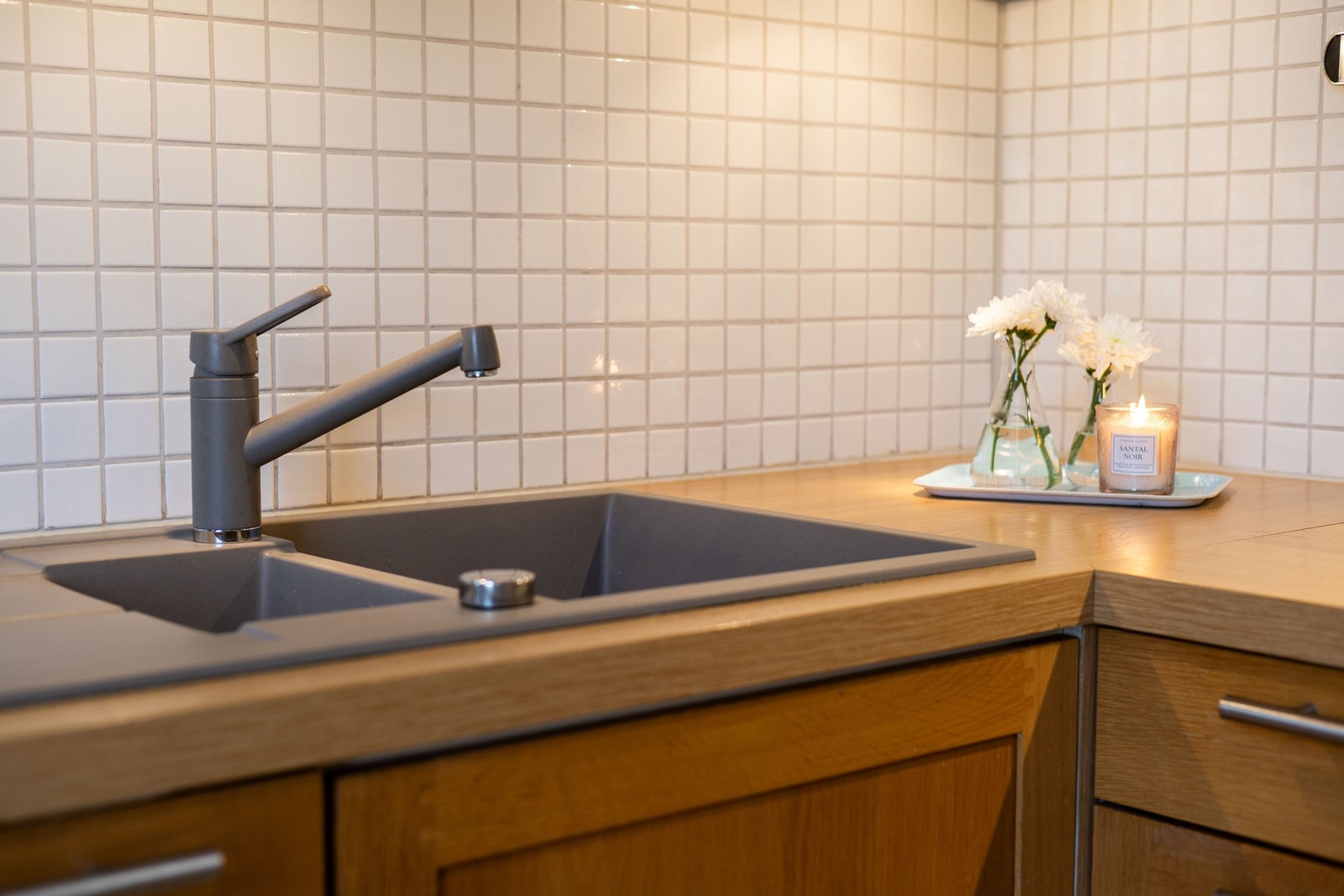 Det er integrert oppvaskmaskin, samt frittstående komfyr med platetopp og kjøl-/fryseskap. Galleribilde