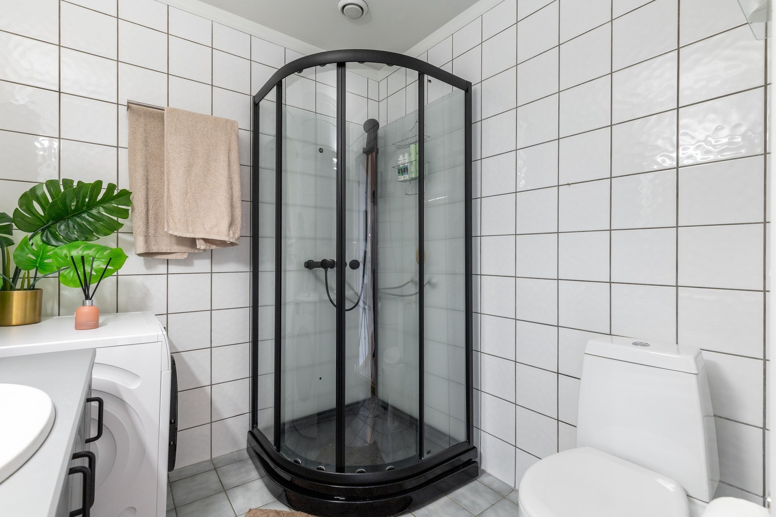 Badet er videre utstyrt med dusjkabinett, toalett og opplegg for vaskemaskin og tørketrommel. Galleribilde