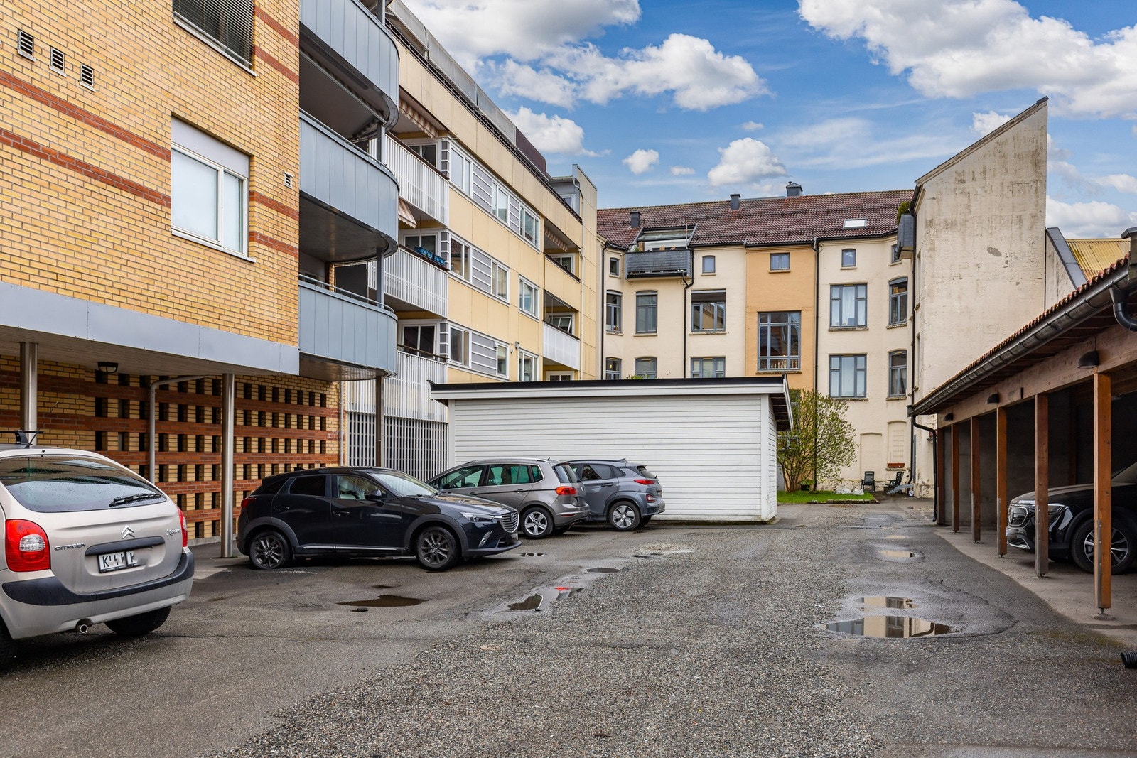 Leiligheten har bruksrett til biloppstillingsplass på nabotomten sin gårdsplass. Galleribilde