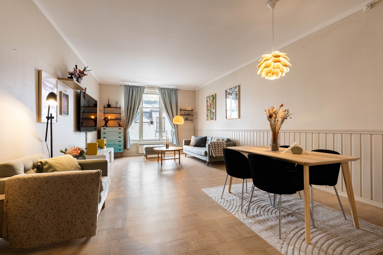 Romslig stue med god møbleringsfrihet. Galleribilde