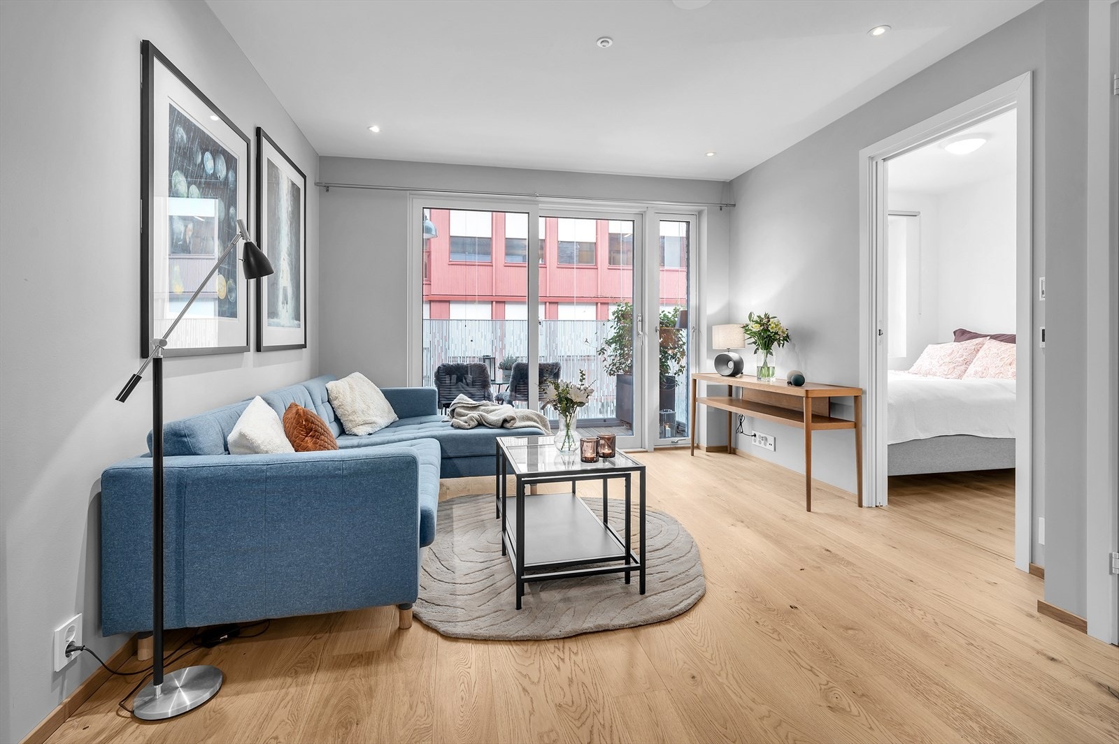 Det er store vindusflater i rommet som sørger for rikelig med naturlig lys Galleribilde