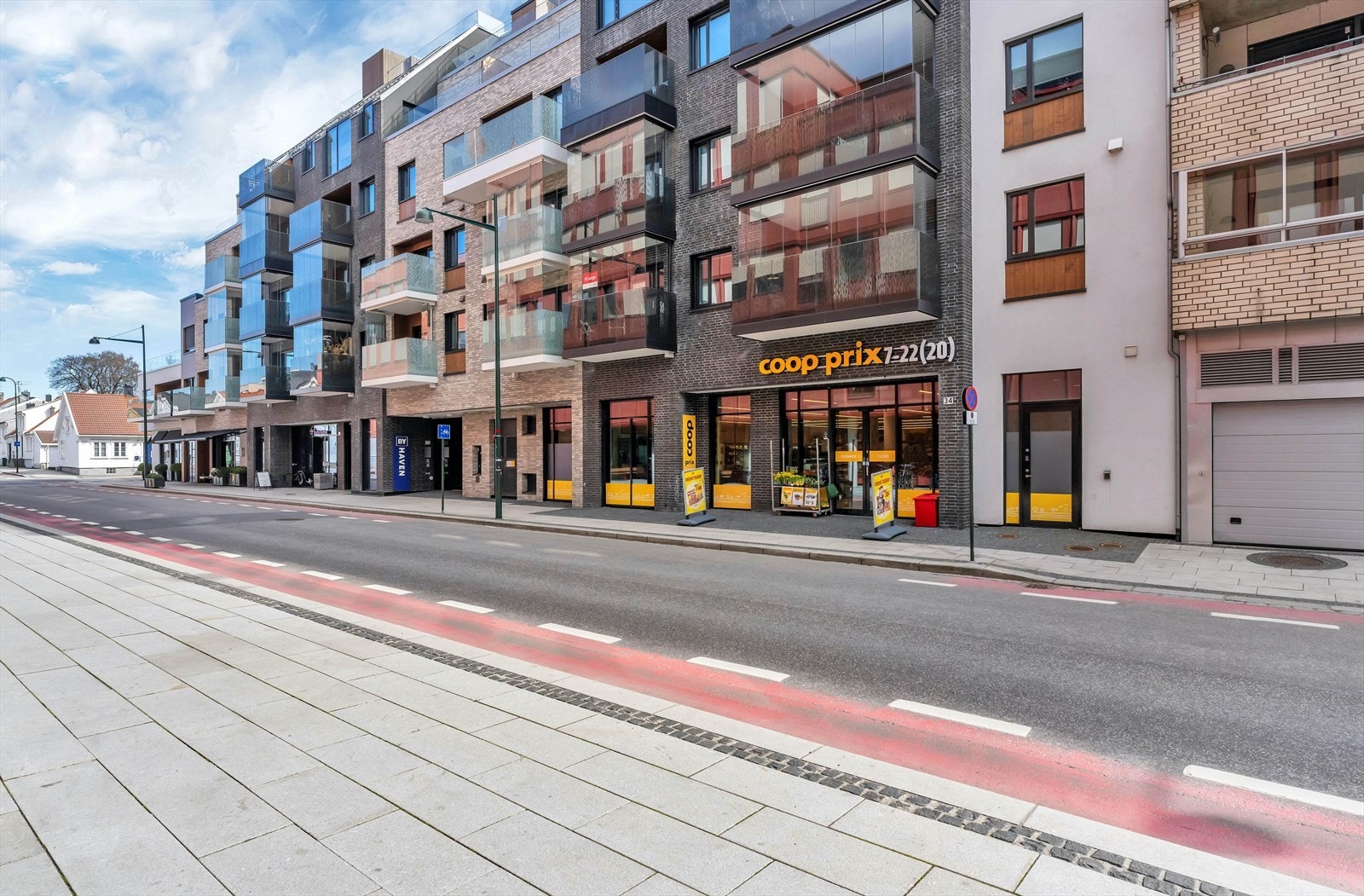 Har du glemt noe til middagen, så er coop prix rett utenfor fellesinngang til leiligheten Galleribilde