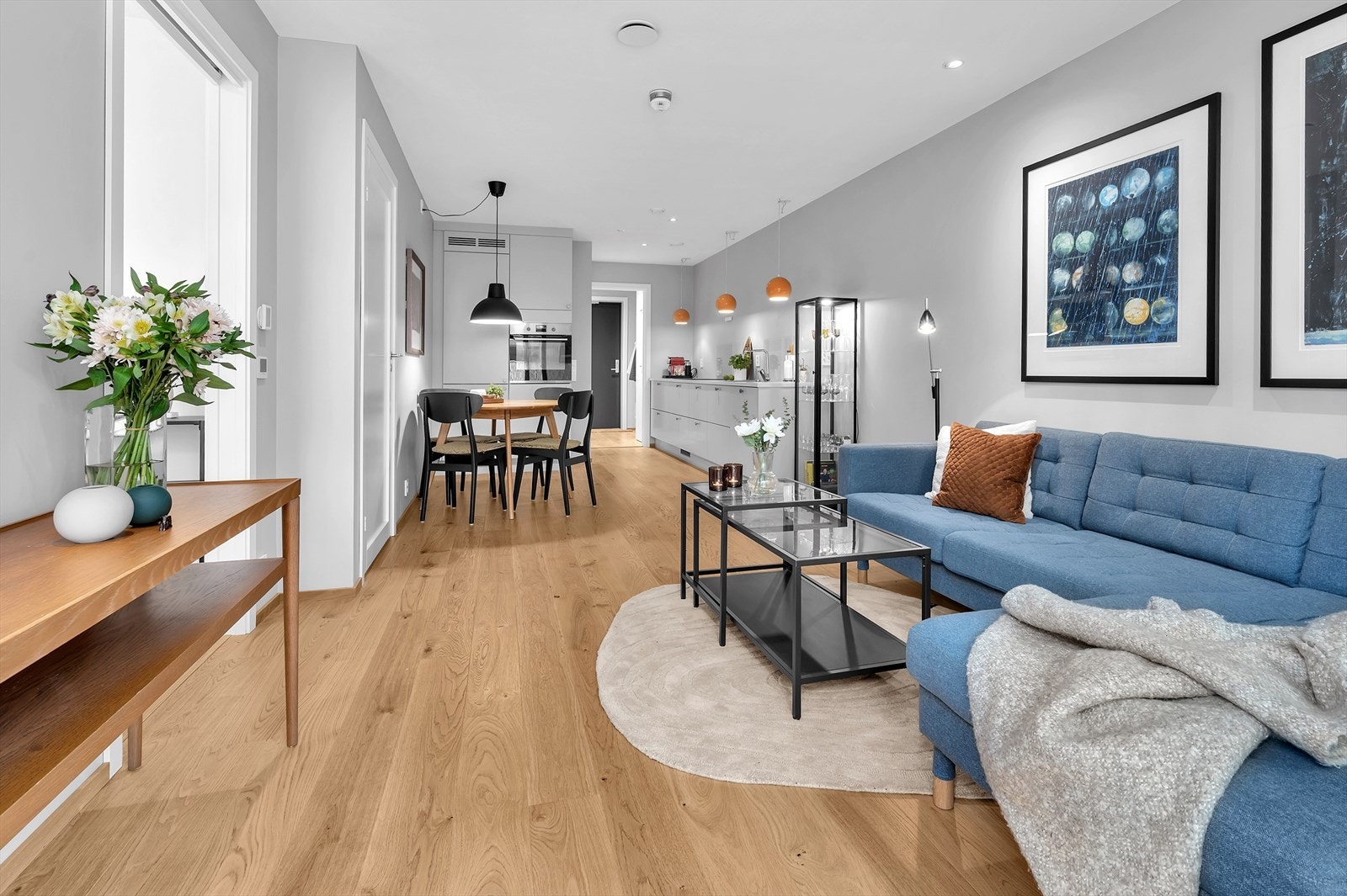 Åpen løsning mellom stue og kjøkken gjør det enkelt å underholde gjestene selv midt under matlagingen Galleribilde