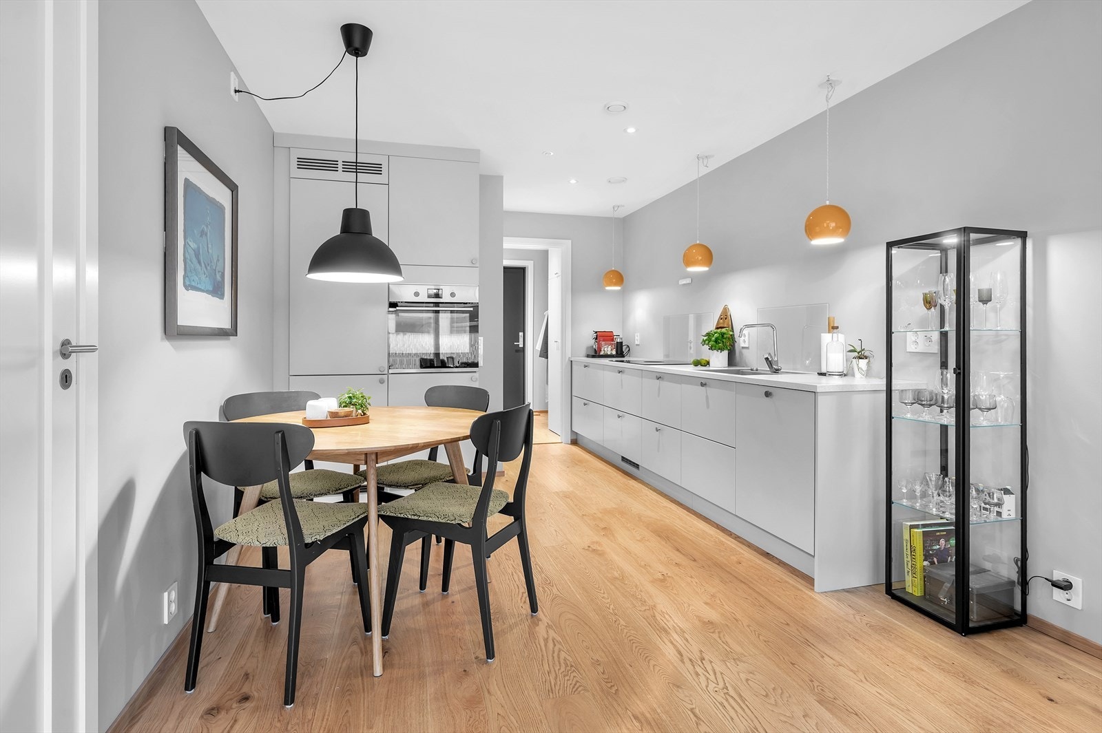 Det er plass til et frokostbord mellom stue og kjøkken Galleribilde