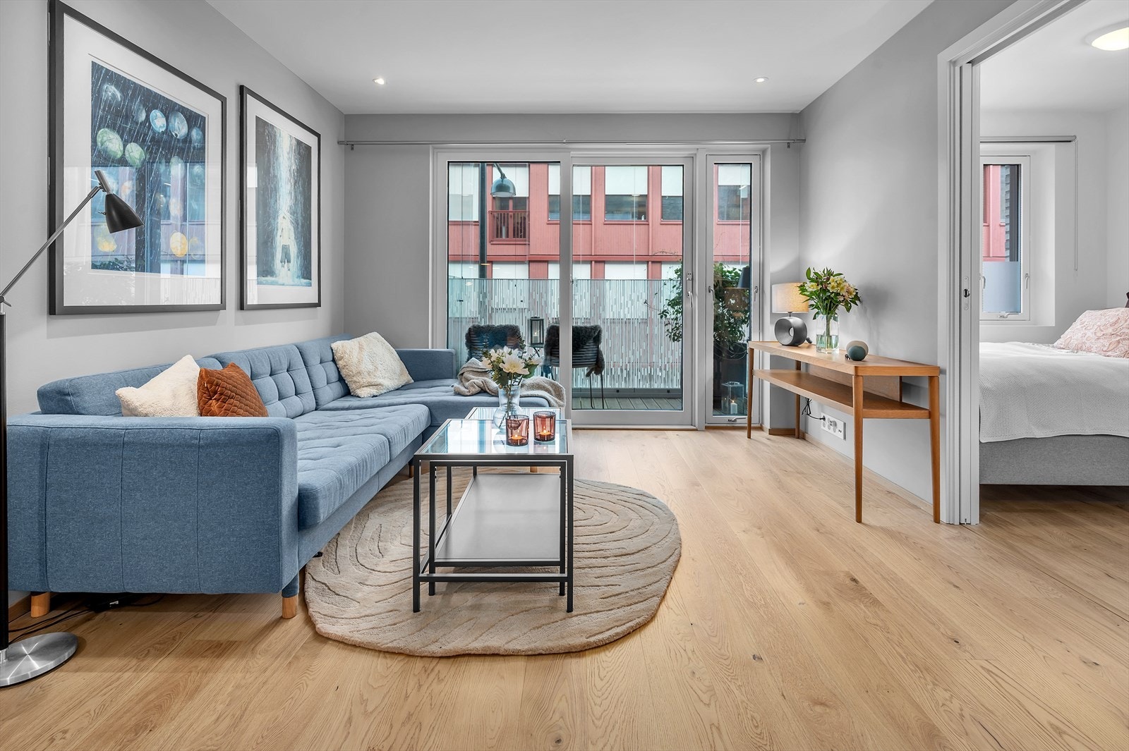 Stuen er lys og luftig med utgang til innglasset balkong Galleribilde