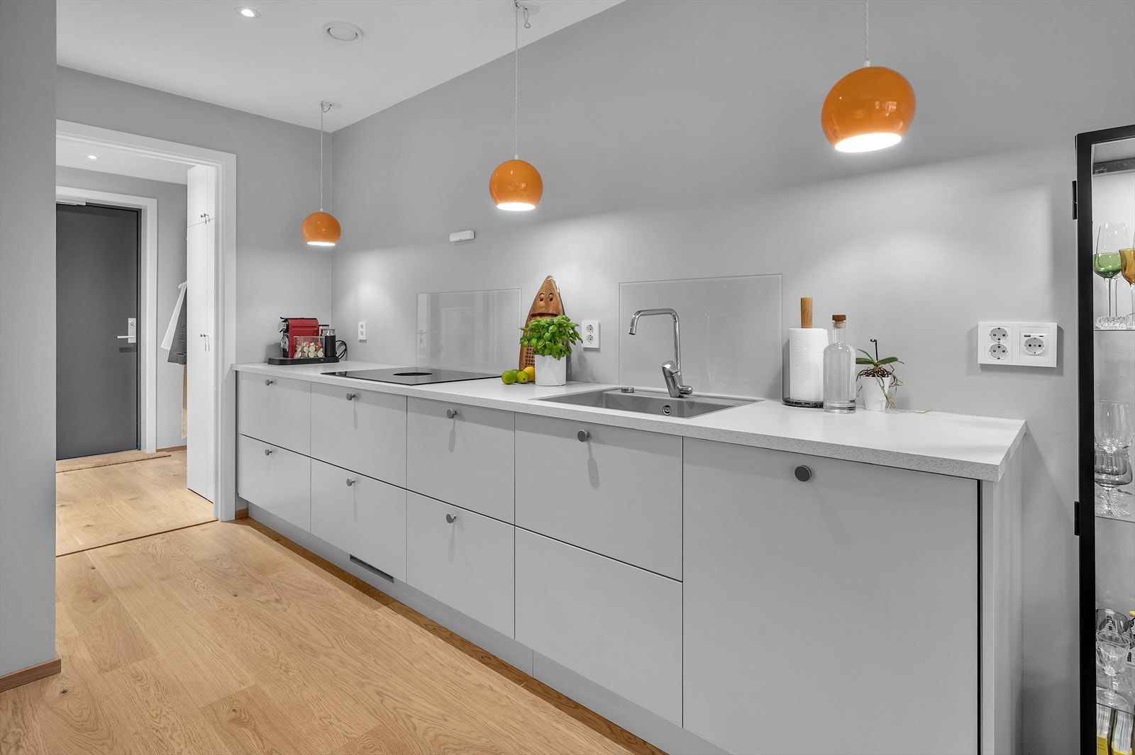 Det er god benk og skapplass i kjøkken Galleribilde