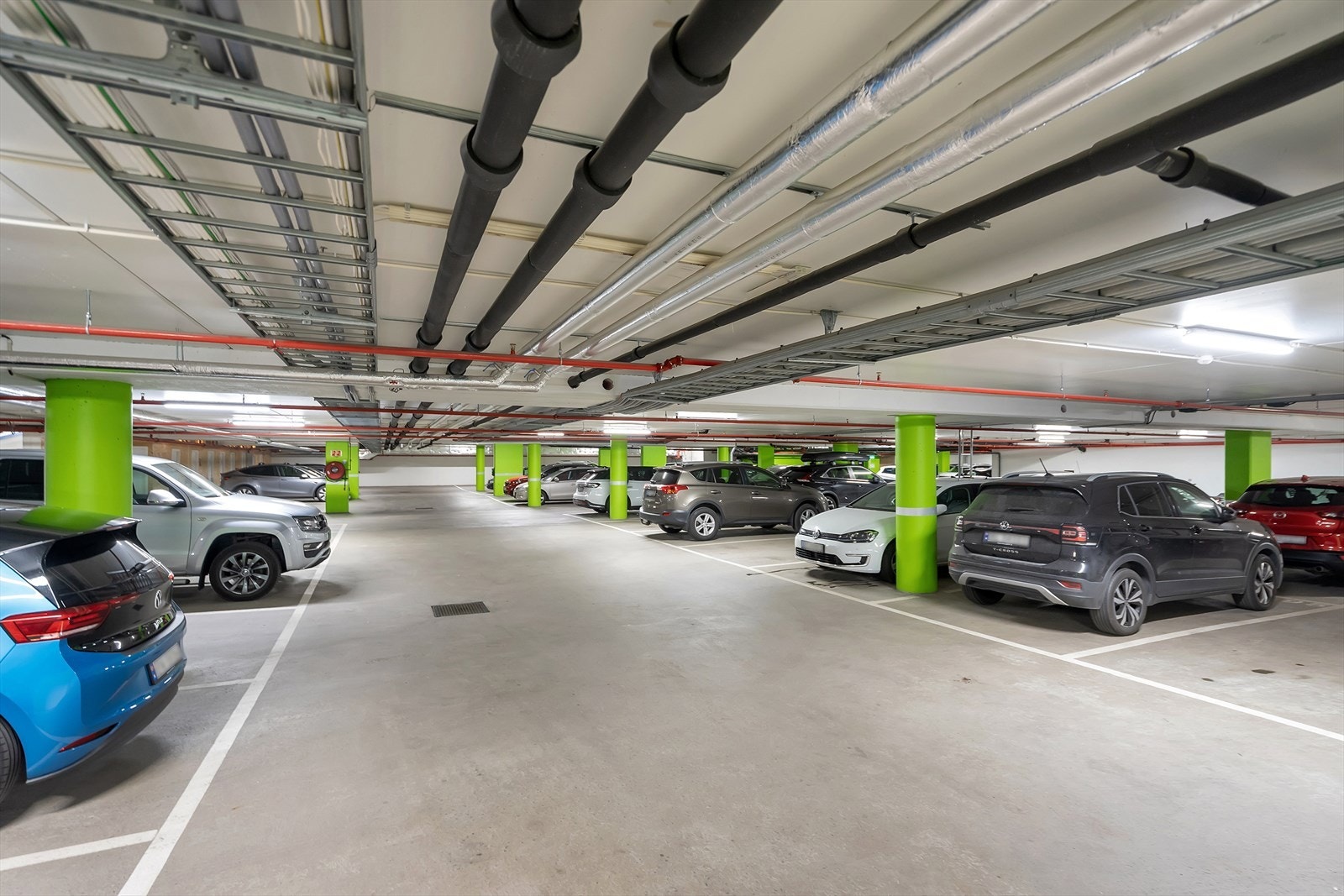 Det medfølger en fast biloppstillingsplass (Nr 115) med el-billader i lukket garasjeanlegg i byggets kjeller Galleribilde