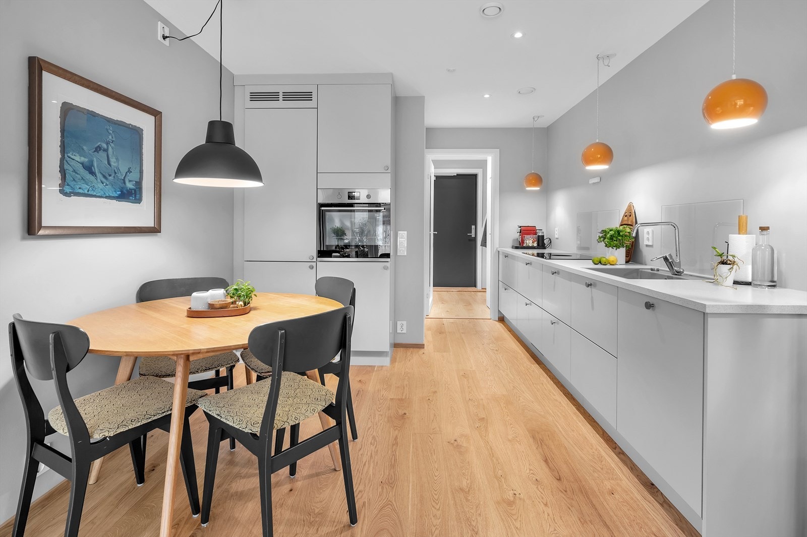 Leiligheten har en pen kjøkkeninnredning fra Strai kjøkken Galleribilde