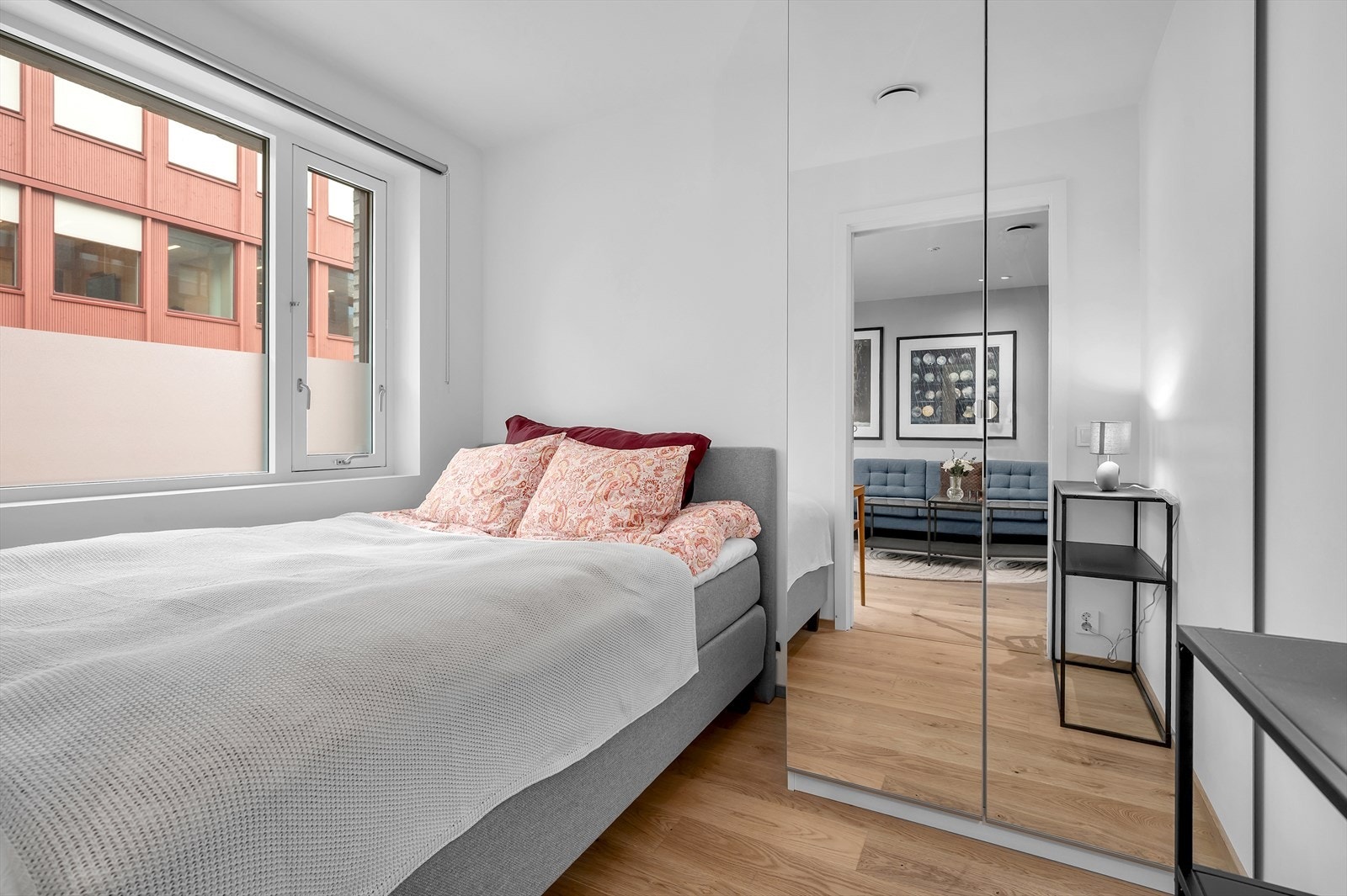 Soverom med plass til dobbeltseng og garderobeskap for oppbevaring Galleribilde