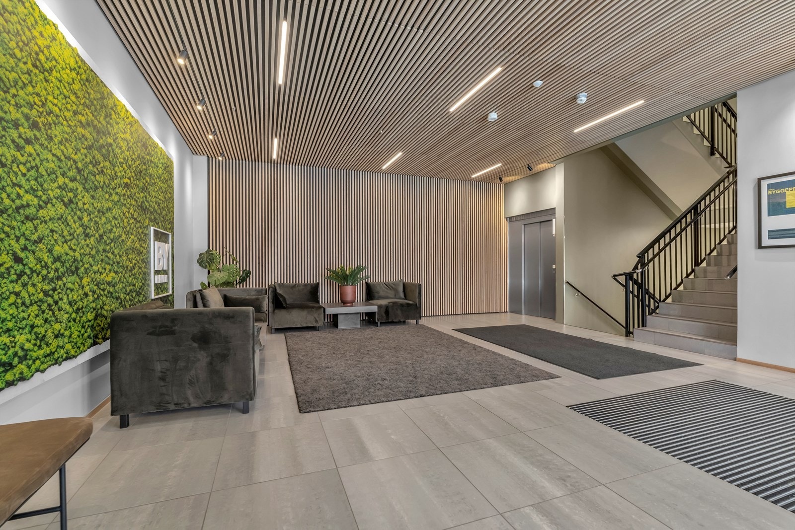 Stilrent felles inngangsparti som gir deg følelsen av å være på hotell Galleribilde