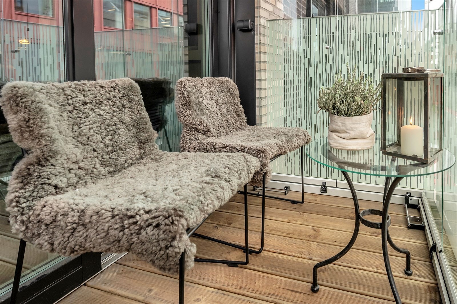 Her er det impregnert tregulv, glassrekkverk med frosting og store vindusflater som kan åpnes for lufting Galleribilde