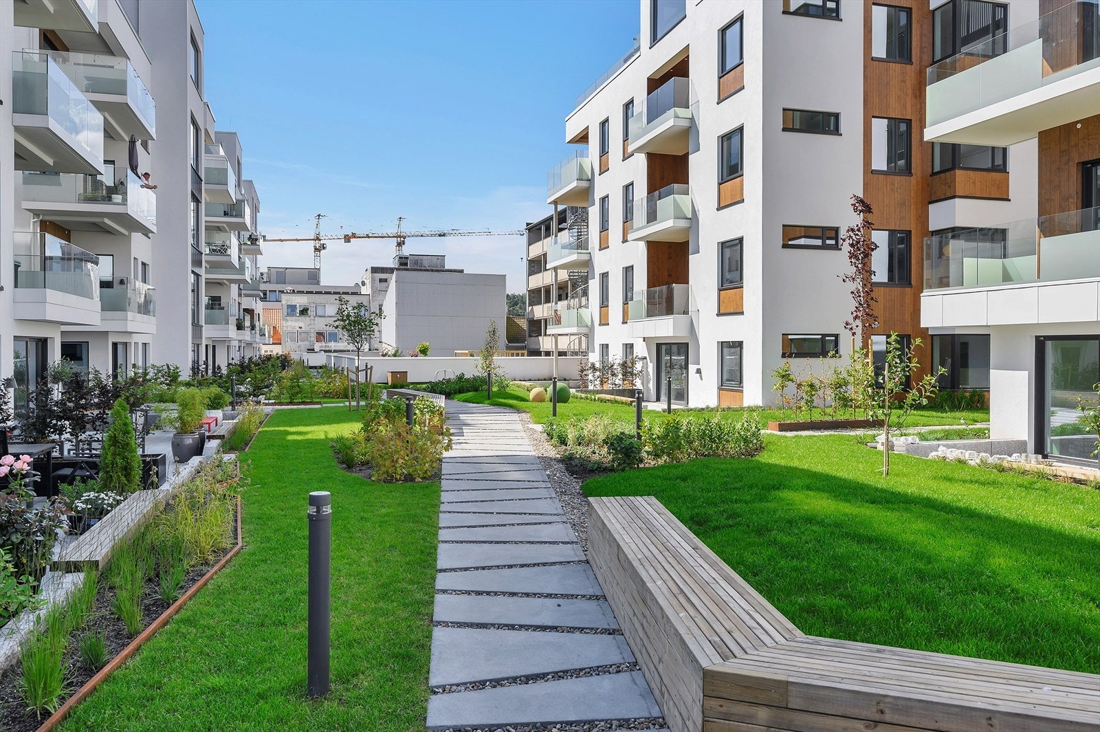 Idyllisk felles hage mellom byggene beliggende i 2 etasje Galleribilde