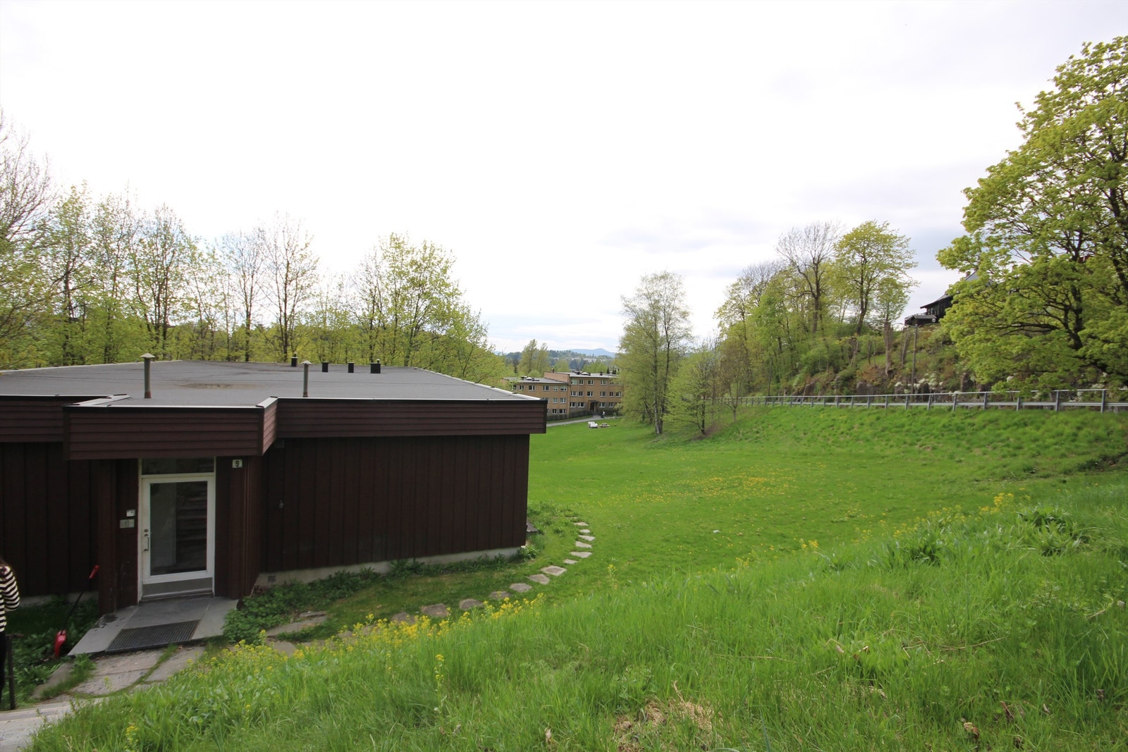 Sentral beliggenhet med busstasjon rett ved boligen. Galleribilde
