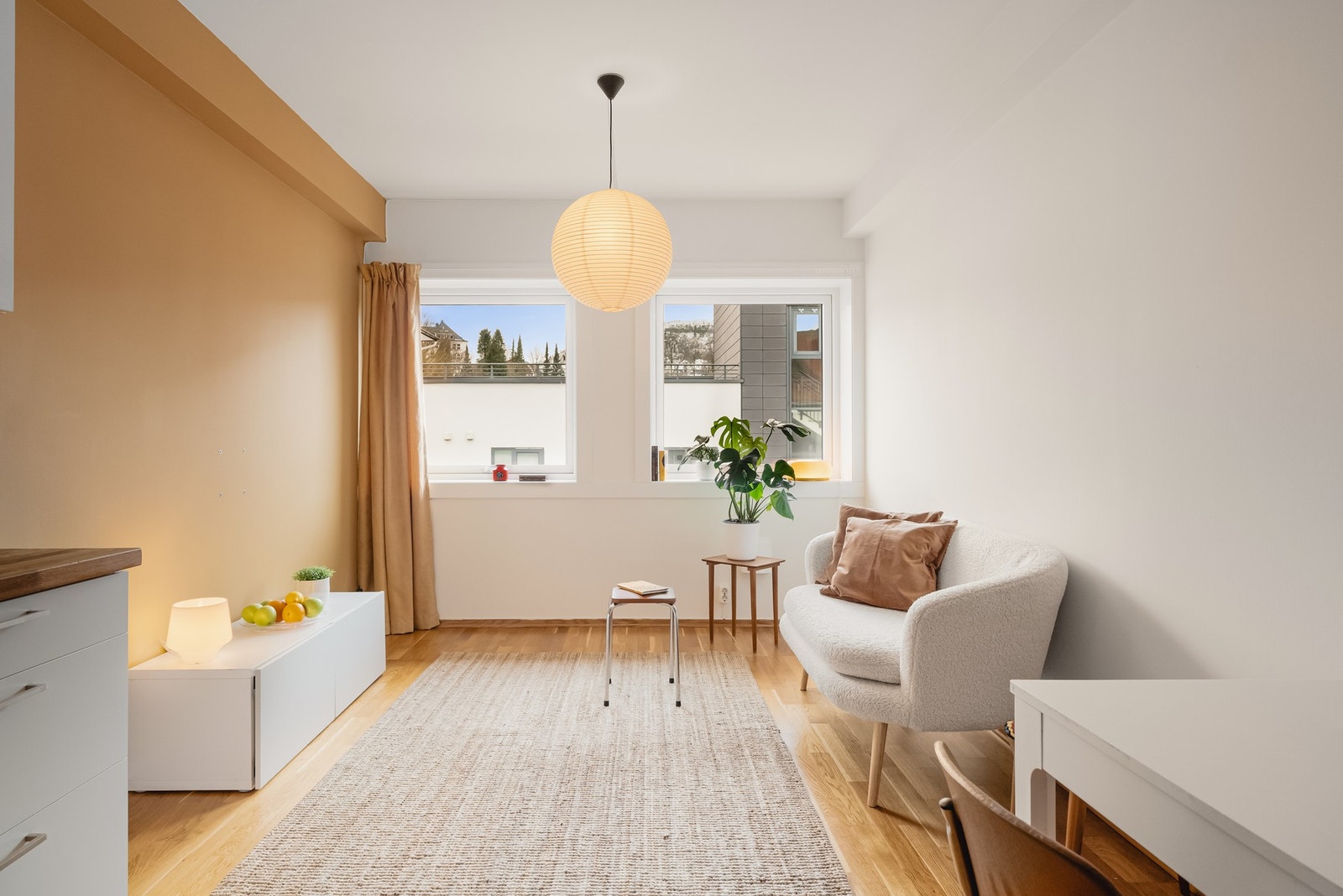 Store vindusflater gir rikelig med naturlig lys og skaper en god atmosfære i rommet Galleribilde