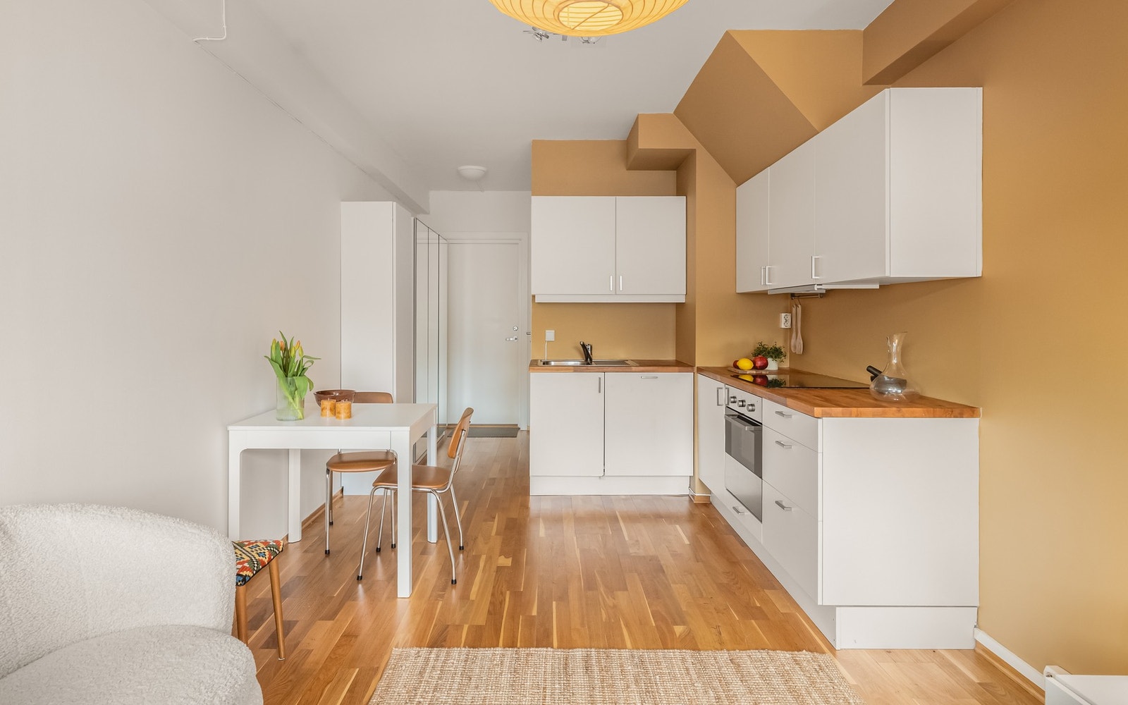 Stue/kjøkken måler 15,9 kvadratmeter Galleribilde