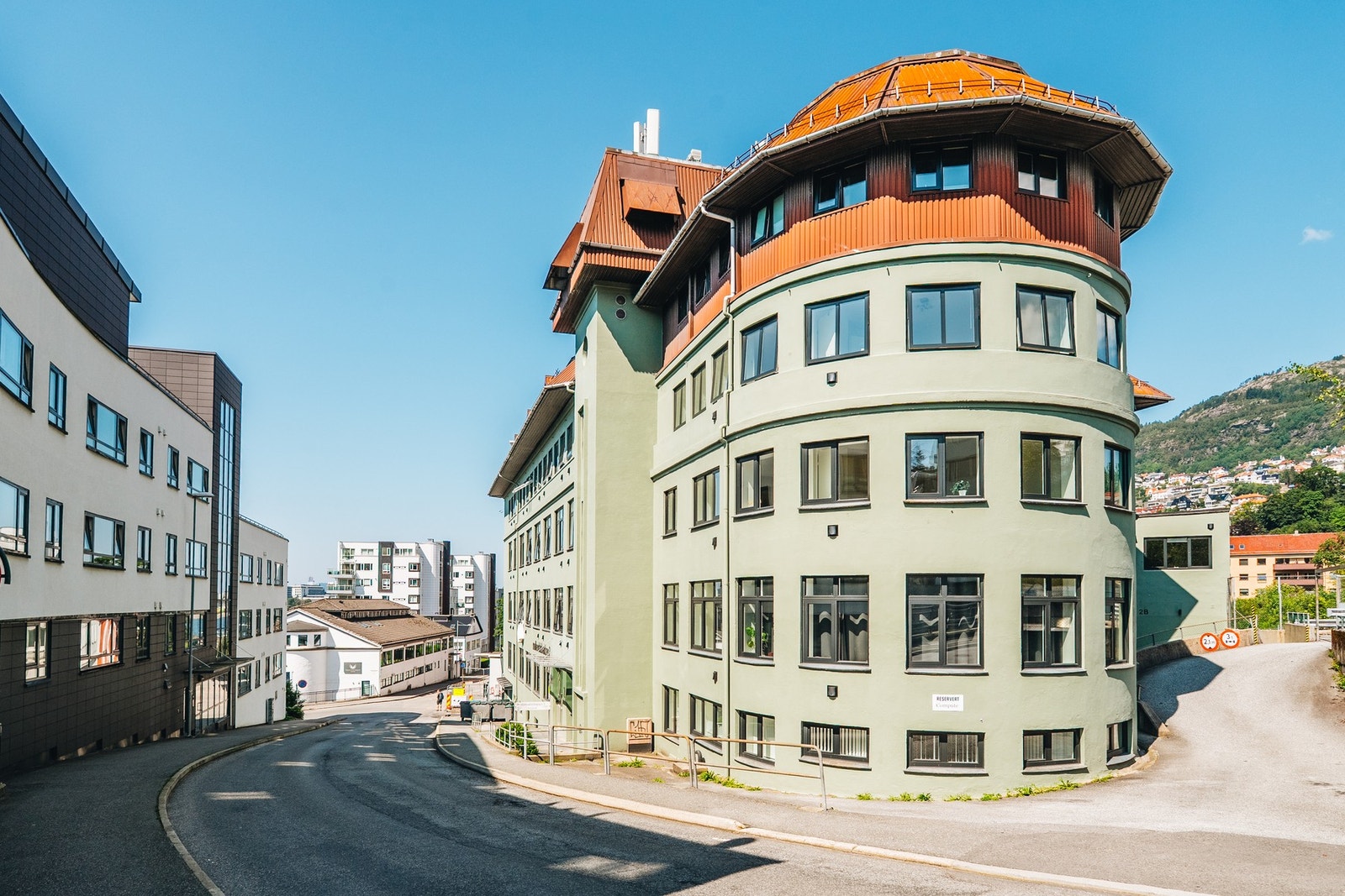 Lys og luftig studioleilighet med god takhøyde og heis i bygget Galleribilde