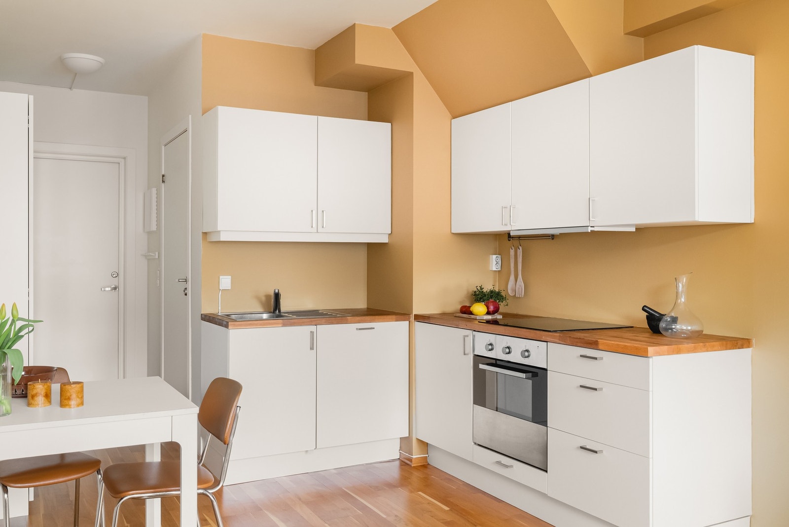 Inneholder nedfelt vask, oppvaskmaskin, lekkasjesikring, stekeovn, platetopp og ventilator Galleribilde