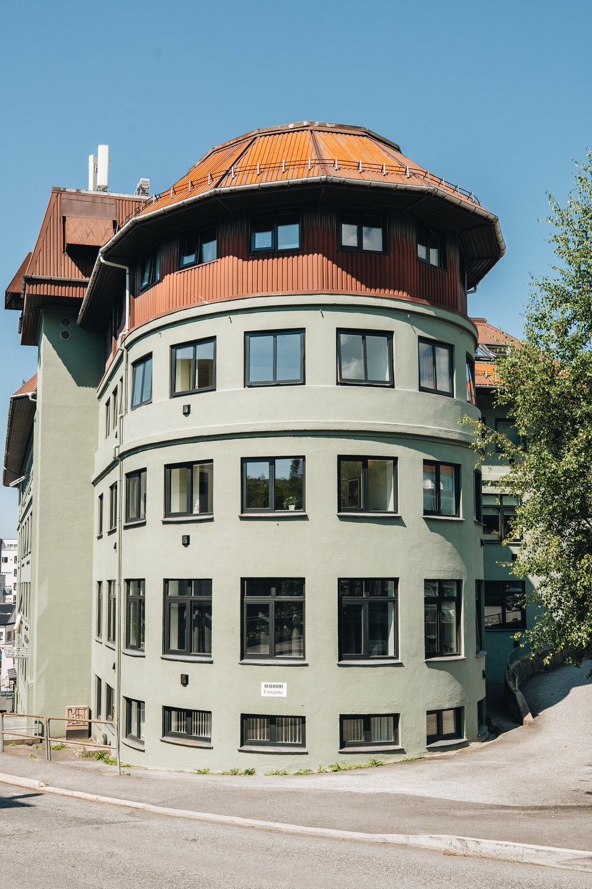 Leiligheten ligger fint til i byggets 4. etasje Galleribilde