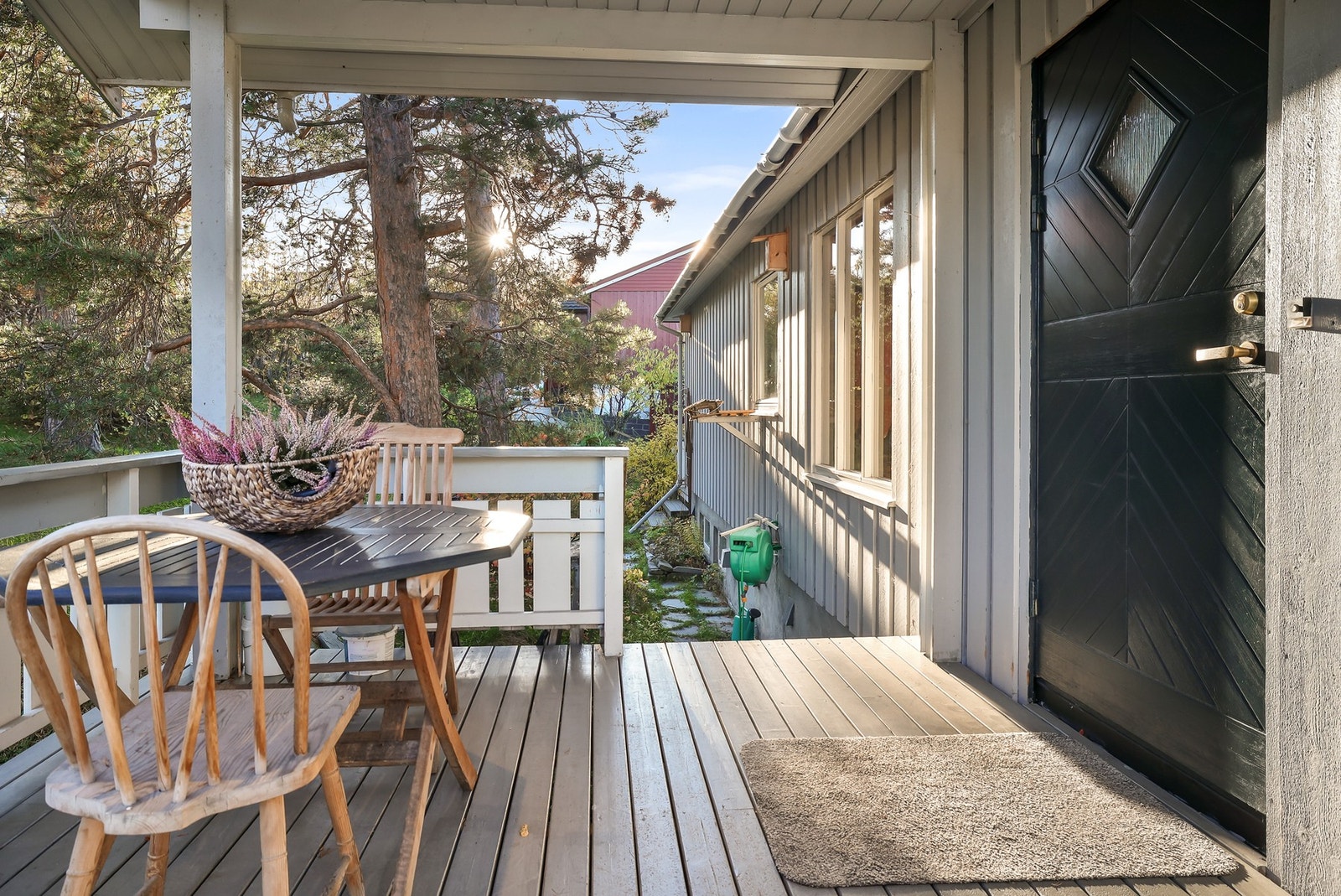 Boligen har et flott overbygd inngangsparti. Galleribilde