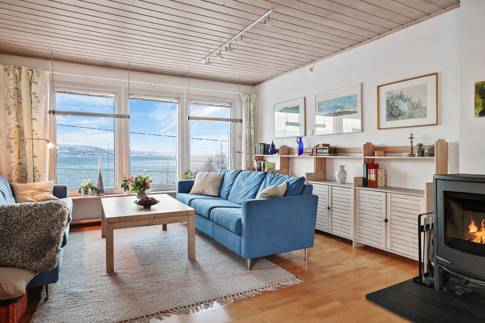 Det er montert vedovn for hyggelig oppvarming på kjølige dager. Galleribilde