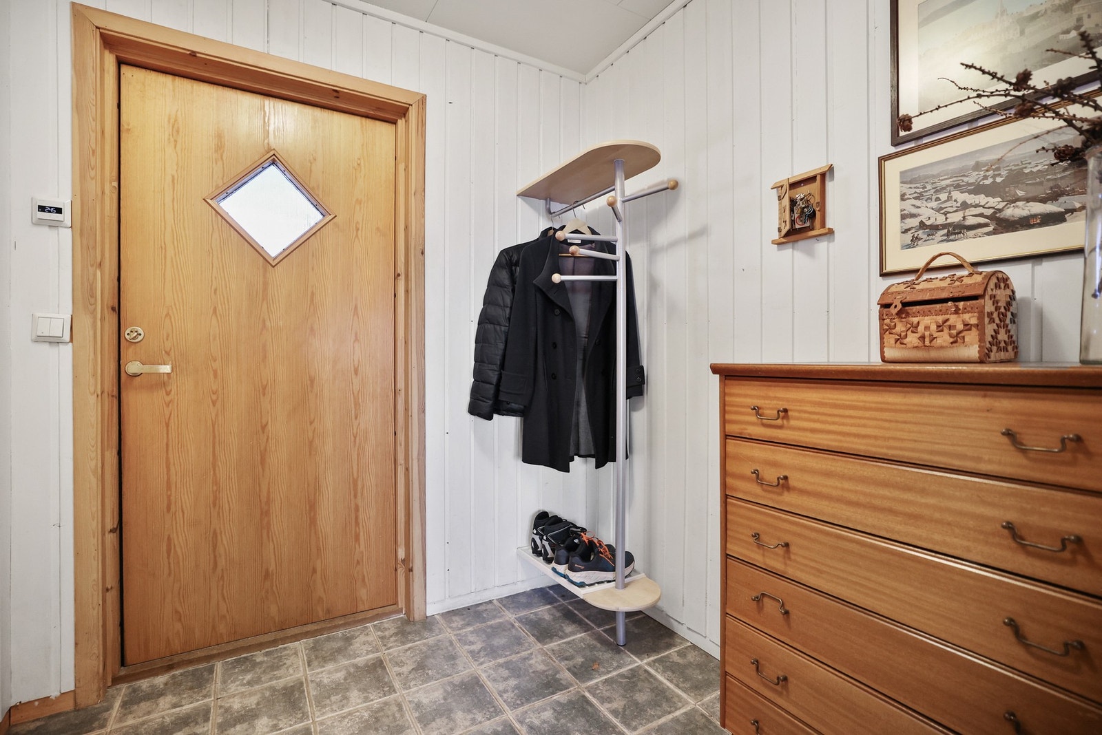 Vel inne blir du møtt av en lys entré med god plass til knagger og annet oppbevaringsmøblement. Galleribilde