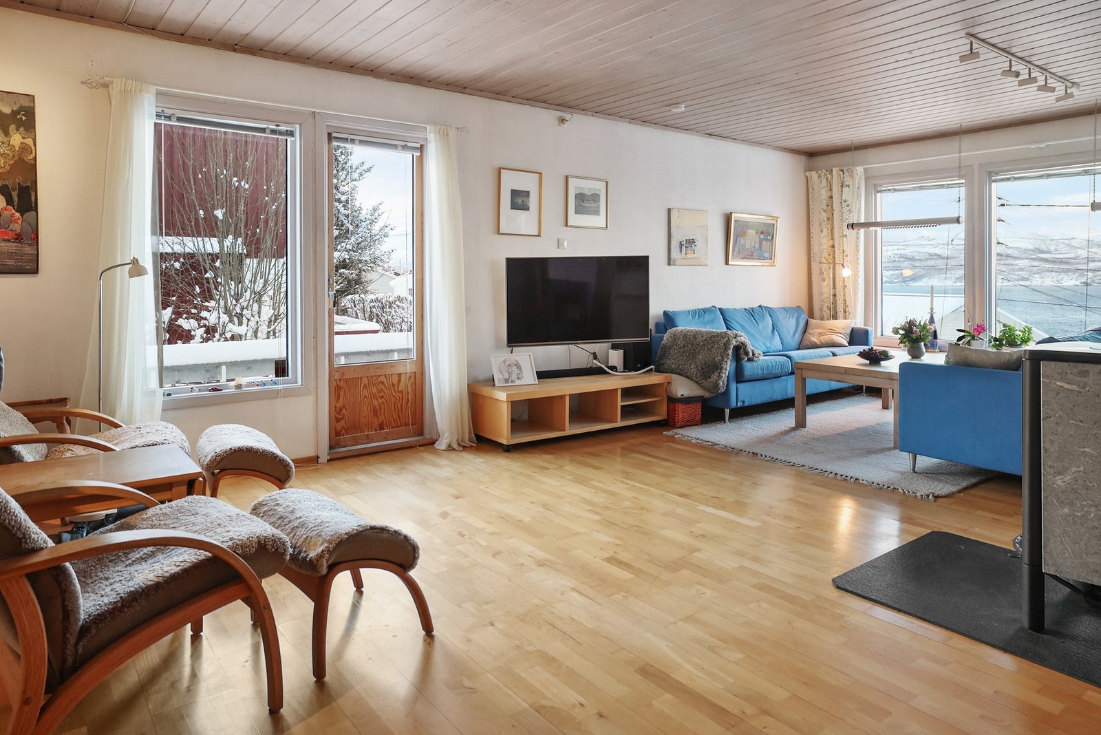 Vindusflatene slipper inn rikelig med naturlig lys og gir muligheten til å nyte den vakre utsikten over Altafjorden. Galleribilde