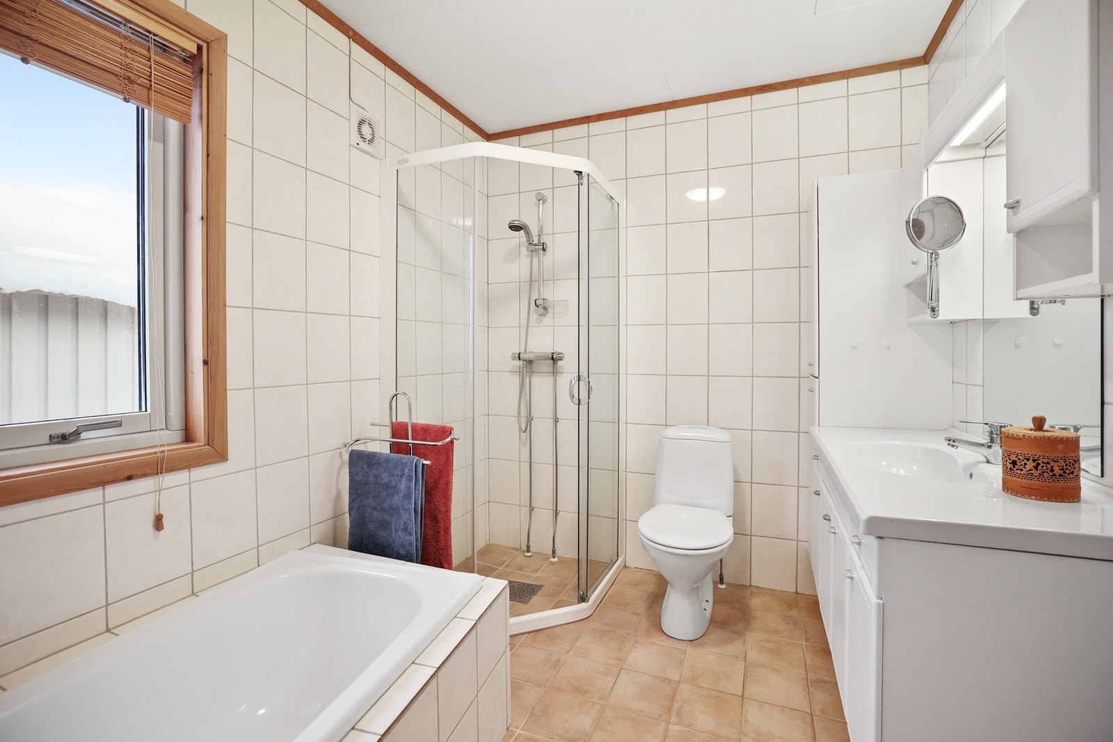 Flislagt baderom med behagelig gulvvarme. Galleribilde