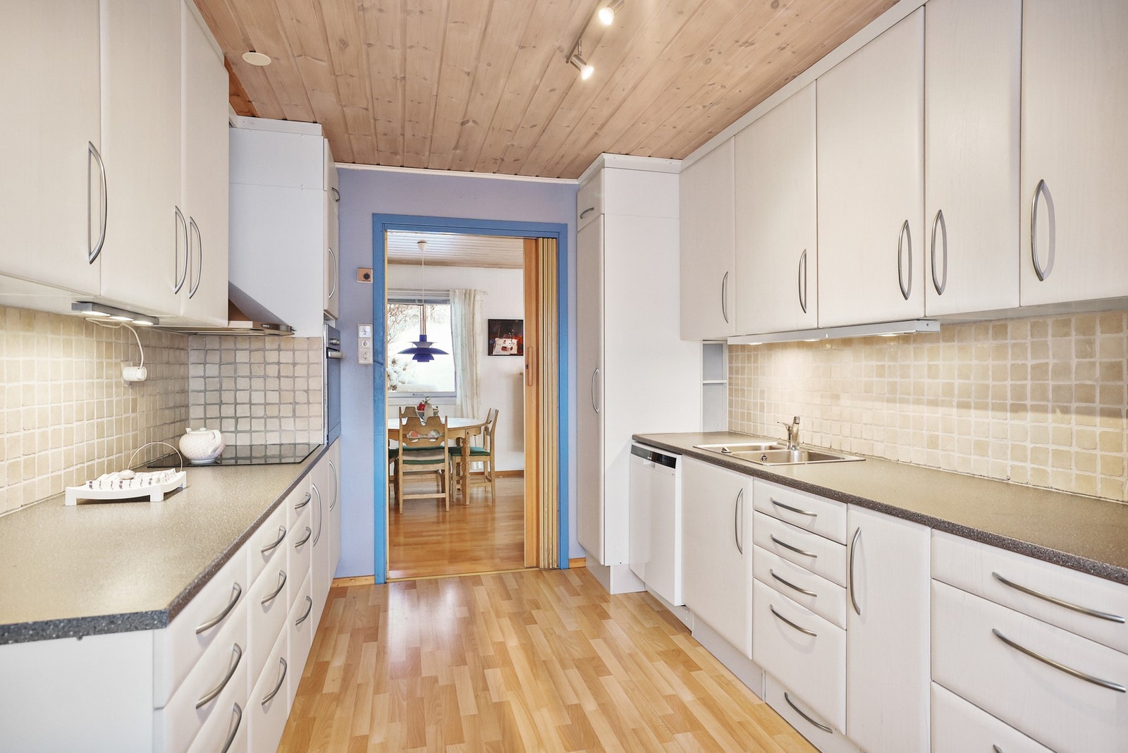 Kjøkkenet har en funksjonell utforming som som sørger for effektive arbeidsflater og rikelig med oppbevaringsplass i skuffer og skap. Galleribilde