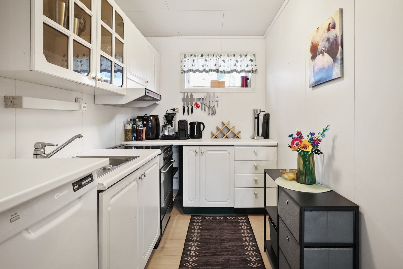 Kjøkkenet har profilerte fronter og benkeplate av laminat. Galleribilde