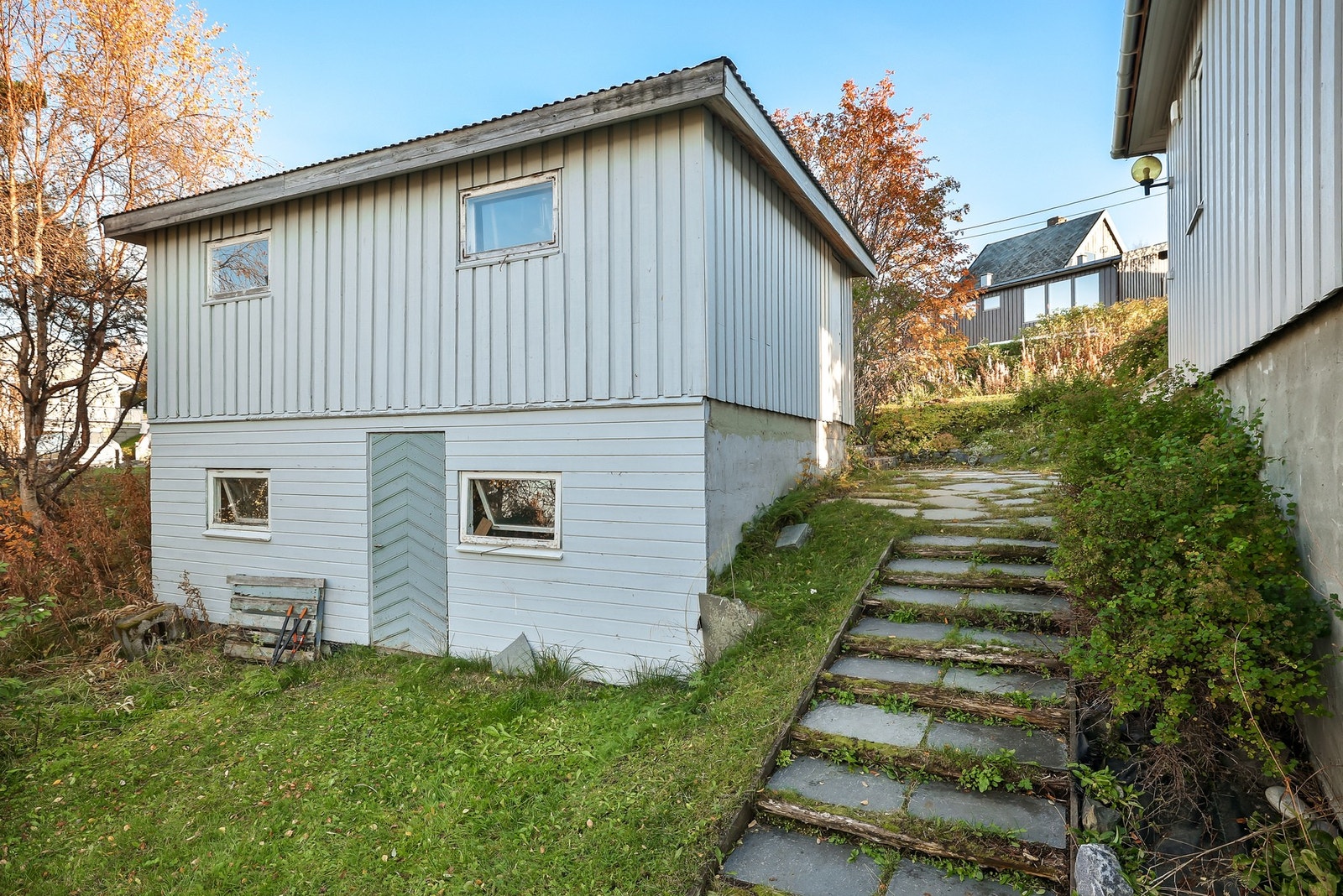 Det medfølger to boder under garasjen. Galleribilde