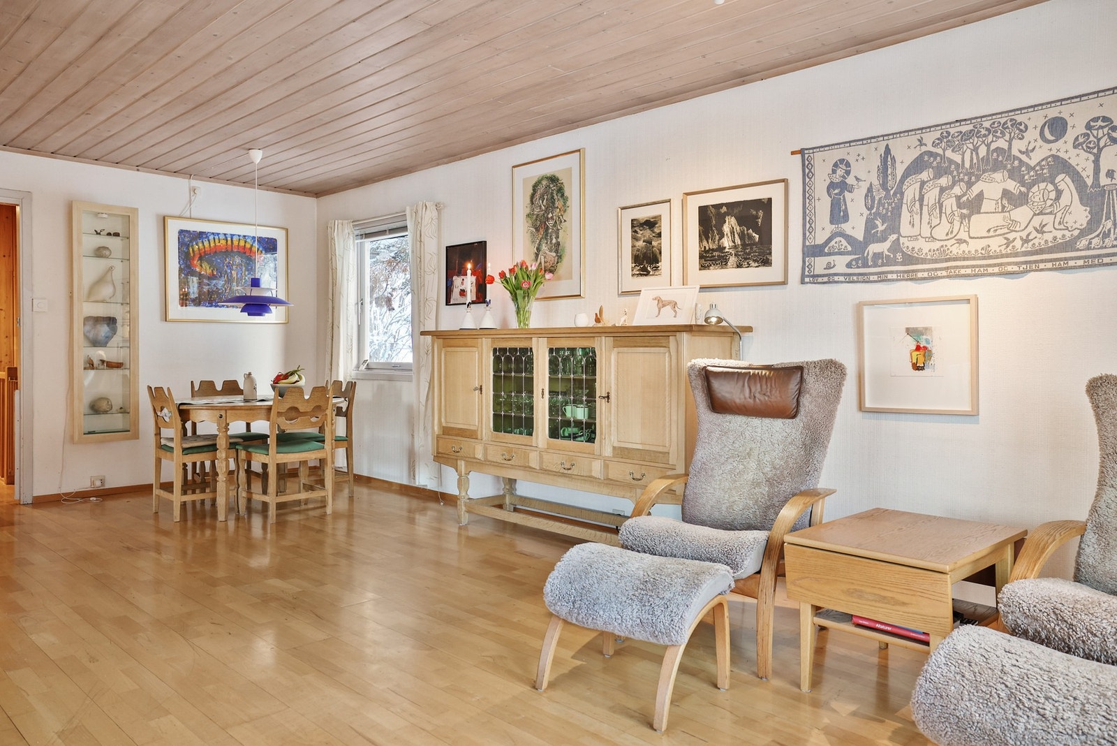 Det er god plass til en spisebord med tilhørende stoler. Galleribilde