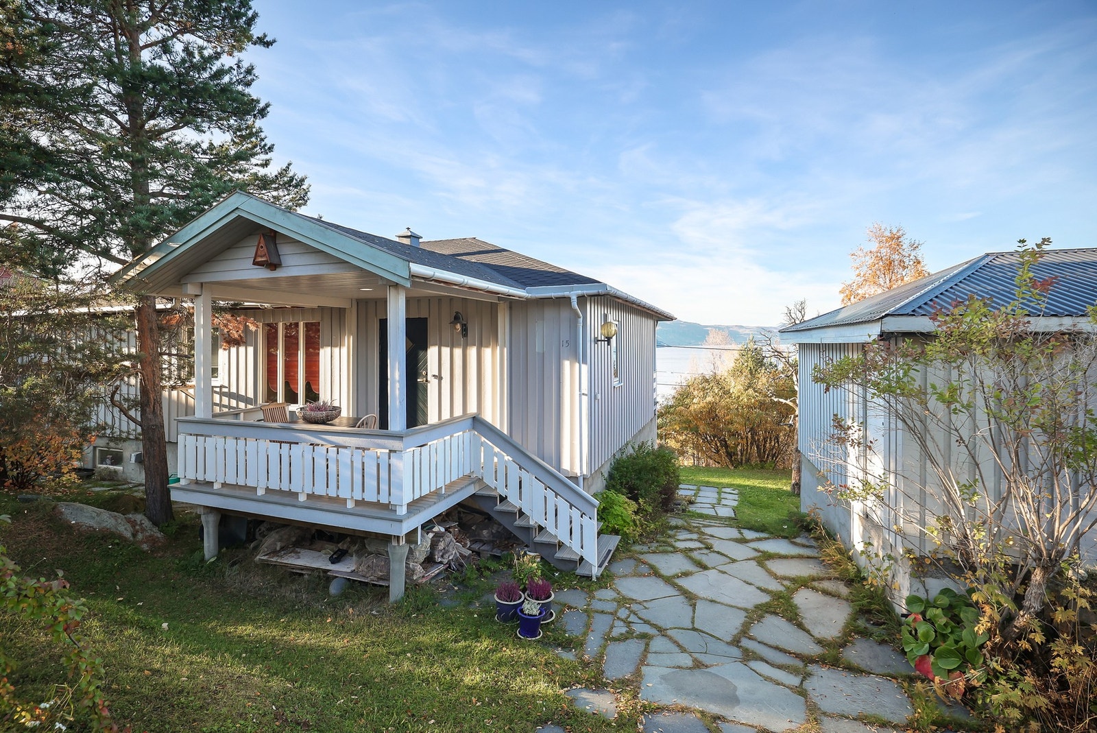 Boligen har et flott uteområde med nydelig utsikt. Galleribilde