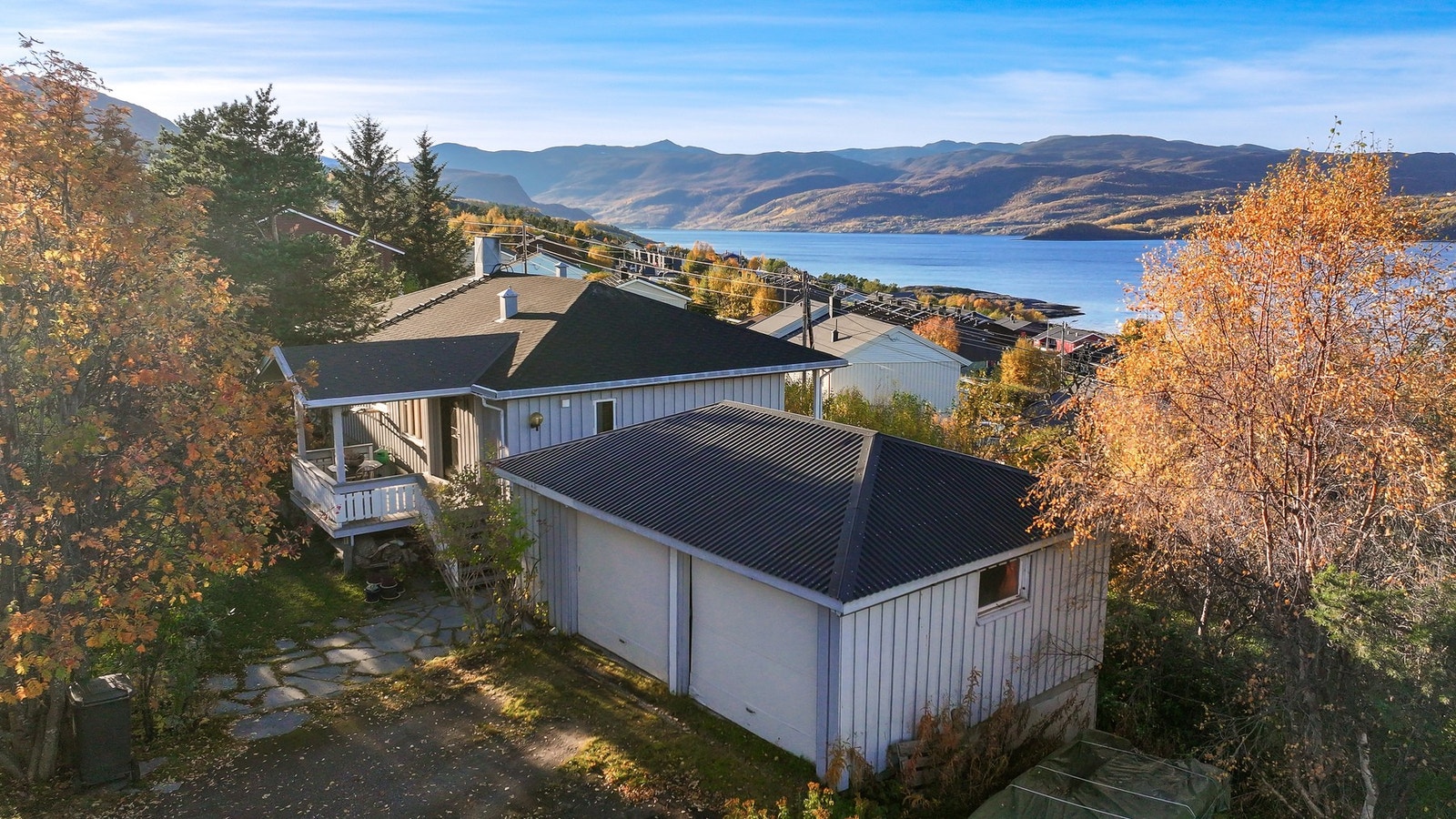 Frittstående garasje. Galleribilde