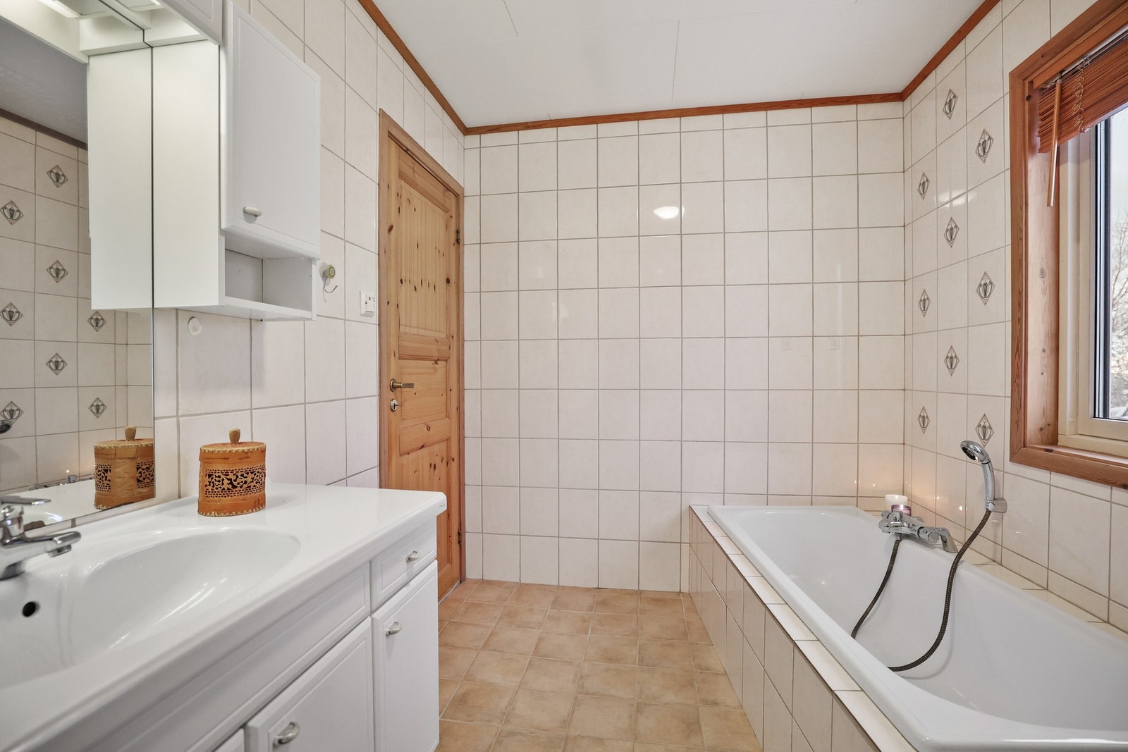 Det er vegghengt servantinnredning med speil med overlys. I tillegg er det et vegghengt skap og høyskap for ekstra oppbevaringsplass. Galleribilde