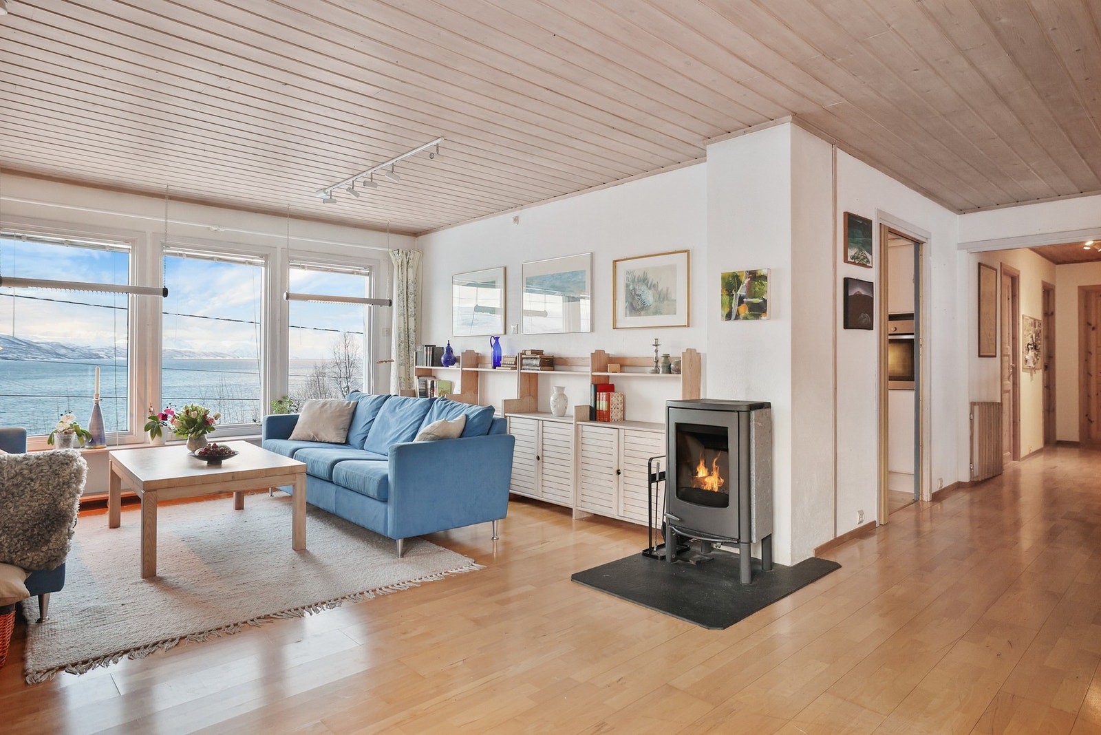 Du har en naturlig plass til en sofagruppe og TV med tilhørende møblement. Galleribilde