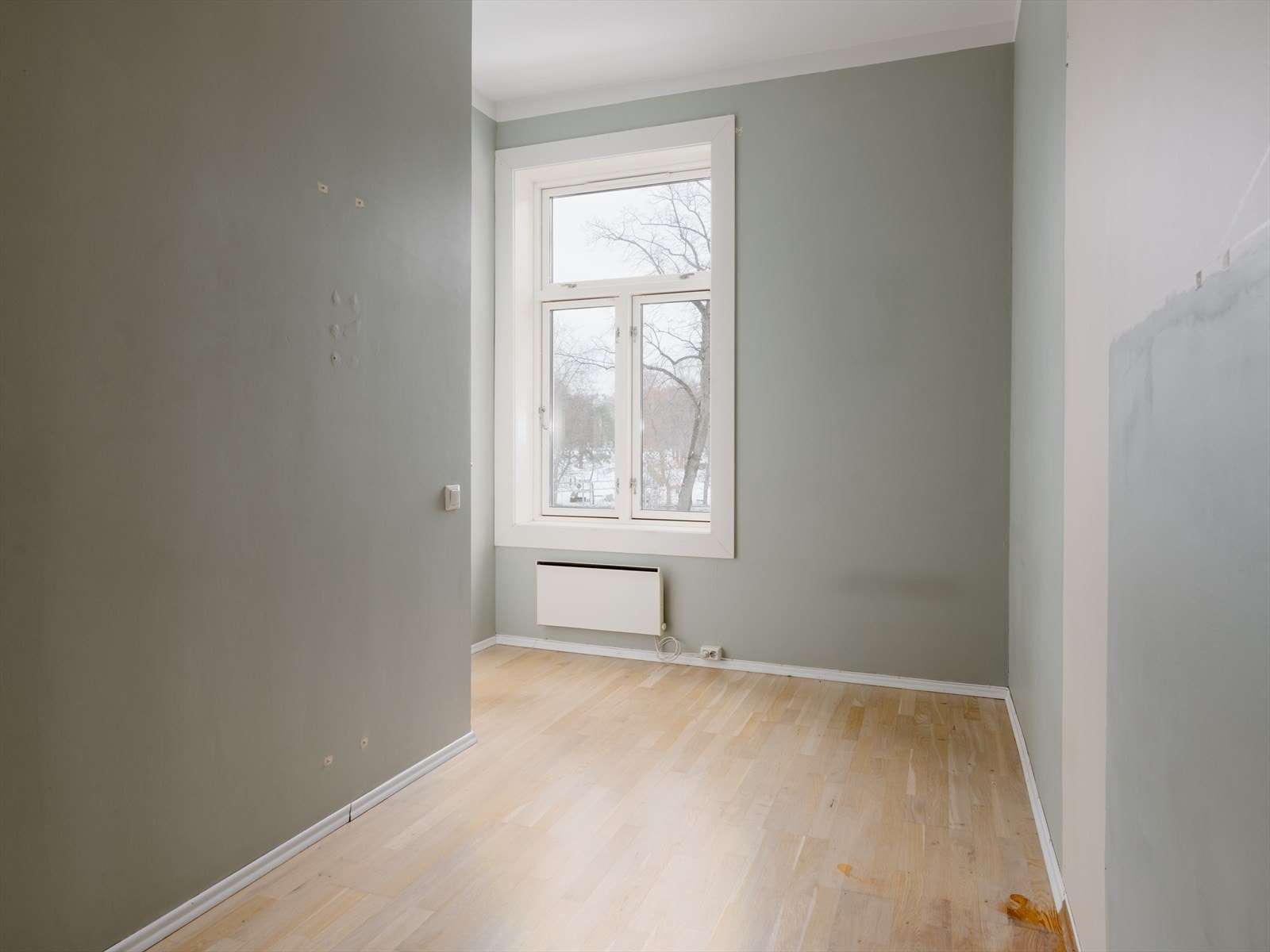 Det store vinduet gir et flott og naturlig lys som fremhever rommets størrelse. I hjørnet er det gode muligheter for skrivepult, perfekt for hjemmekontor og studier. Galleribilde