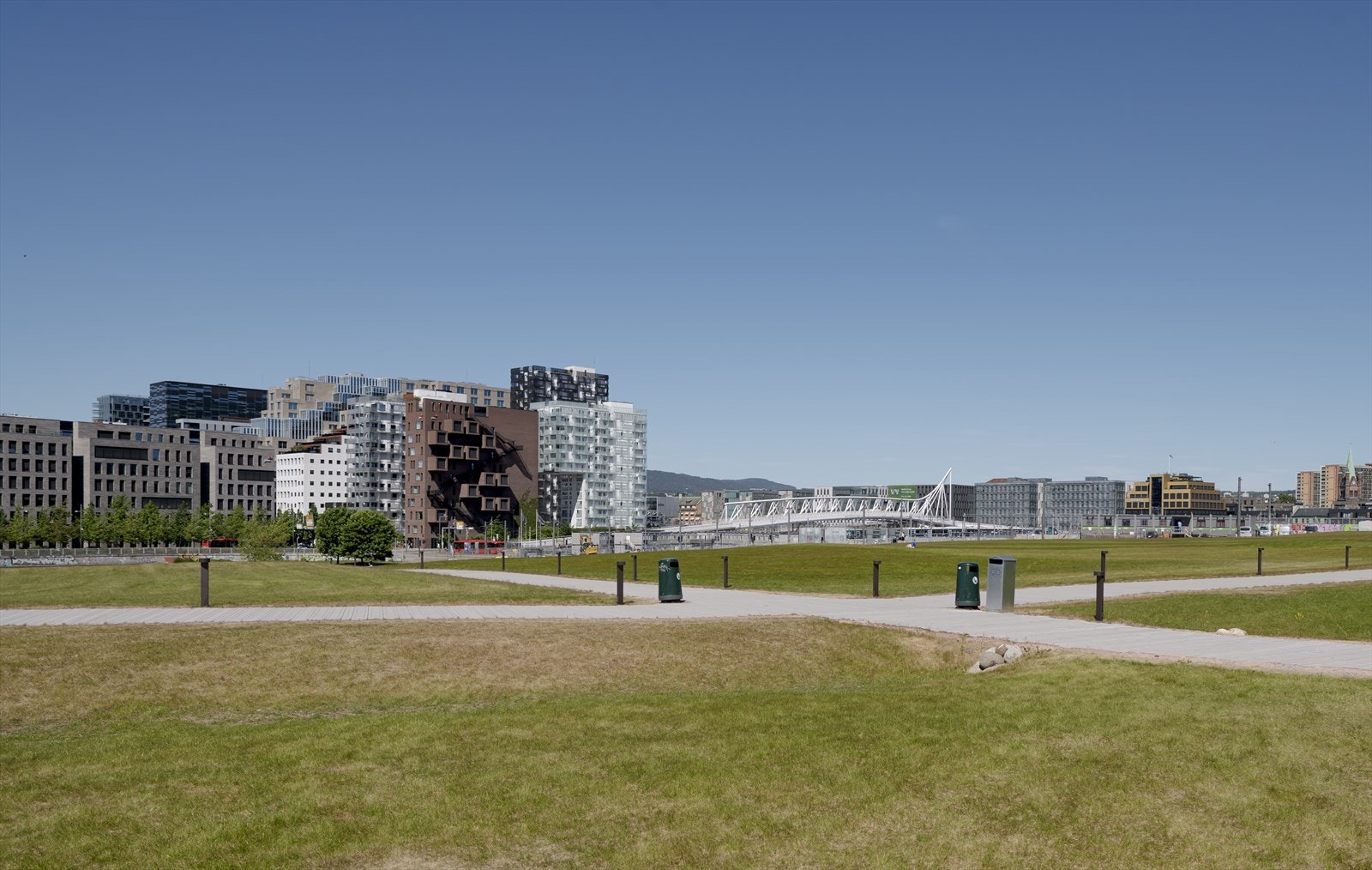 Få skritt fra inngangsdøren finner du store grøntområder og offentlig kommunikasjon med både trikk og buss. Galleribilde