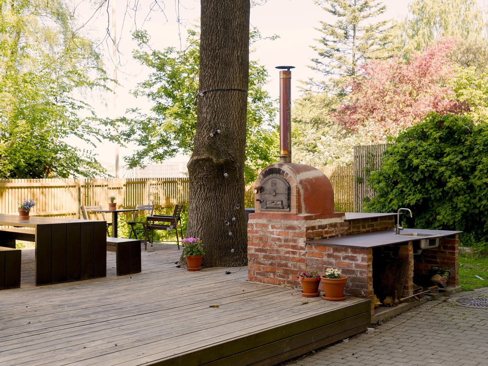 En av de store kvalitetene ved denne boligen er den unike bakgården. Svært sjarmerende bakgård hvor du kan samle gode venner for hyggelige sammenkomster i sommerhalvåret! Galleribilde