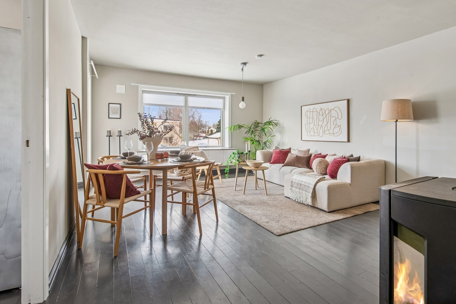 Stuen er et romslig oppholdsrom med plass til både sofagruppe og spisebord. Galleribilde