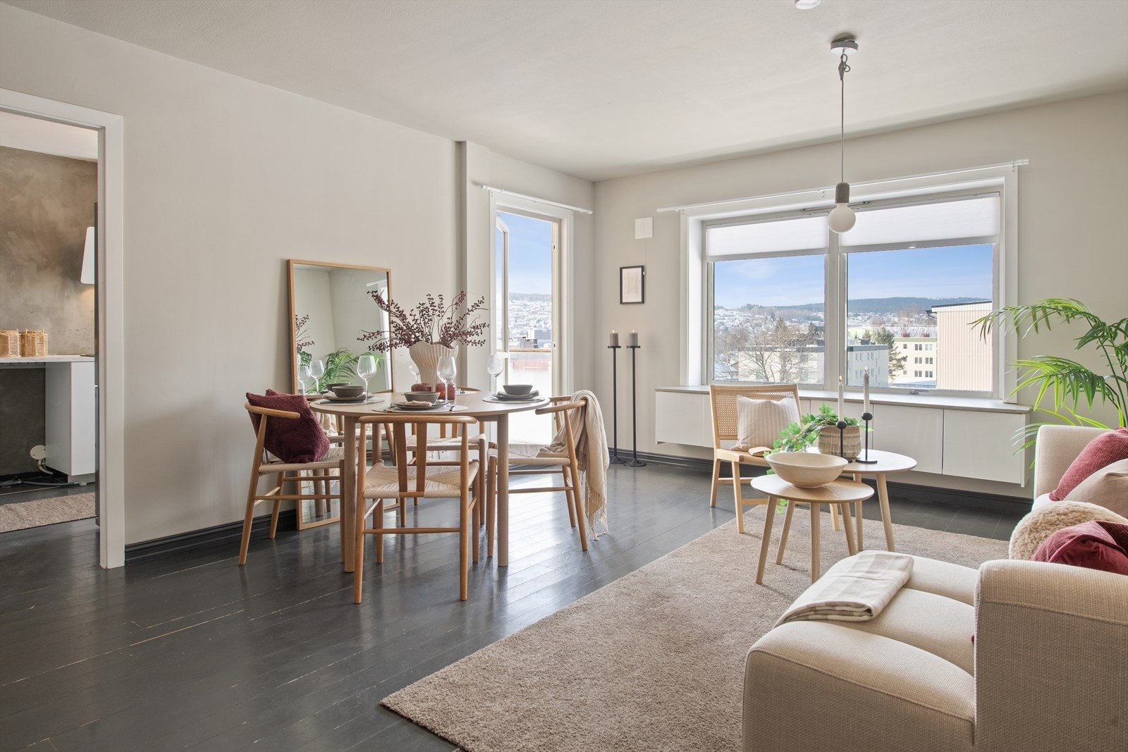 Godt med lysinnslipp og fin utsikt fra stua! Galleribilde