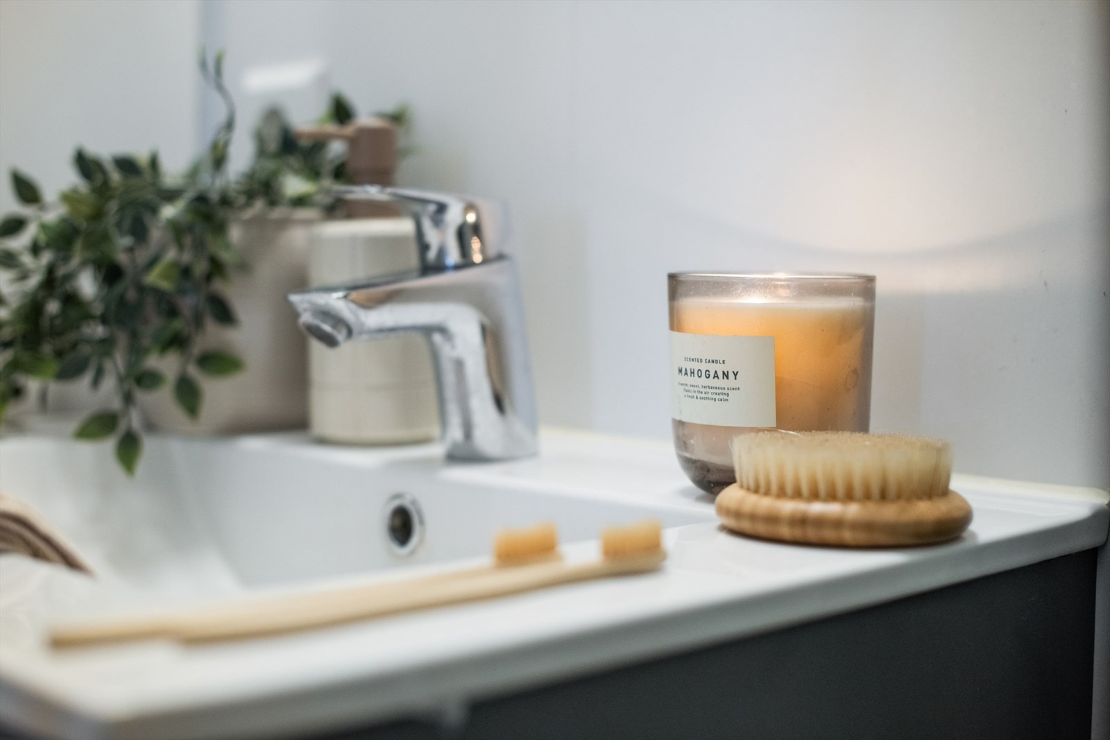 Baderomsinnredningen består av en benk med heldekkende vask og speil med overlys. Galleribilde