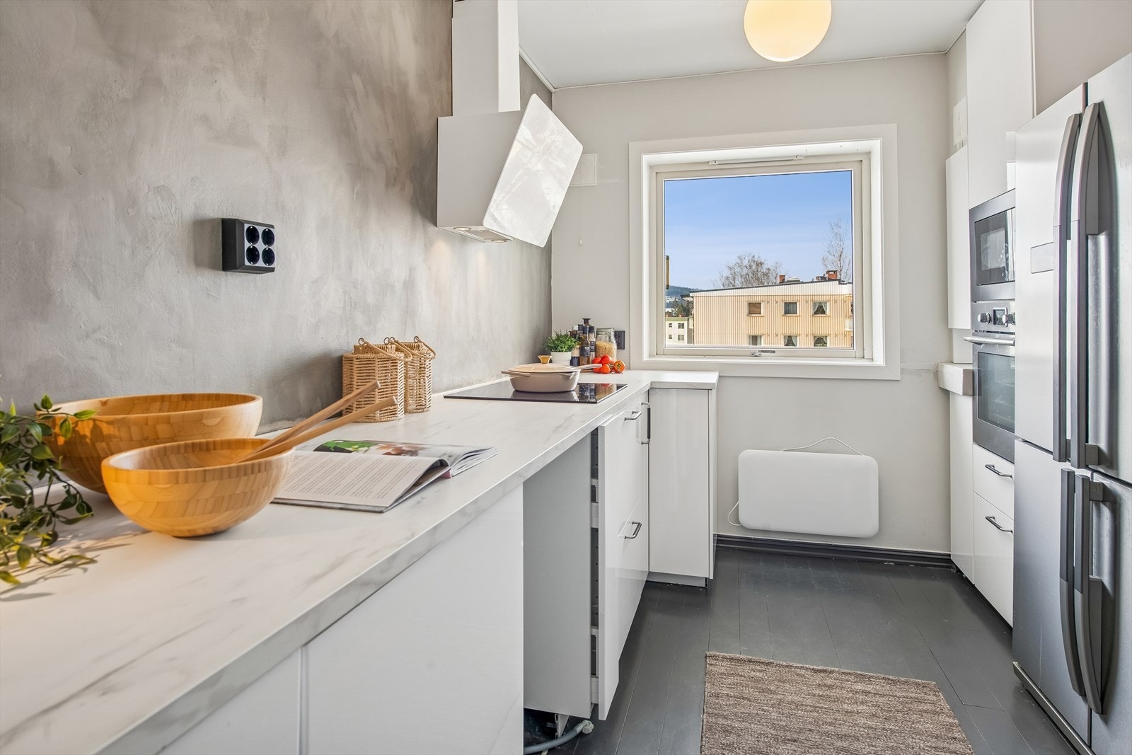 Kjøkkenet har en takhøy innredning fra 2021, med slette, stilrene fronter og integrerte hvitevarer. Galleribilde