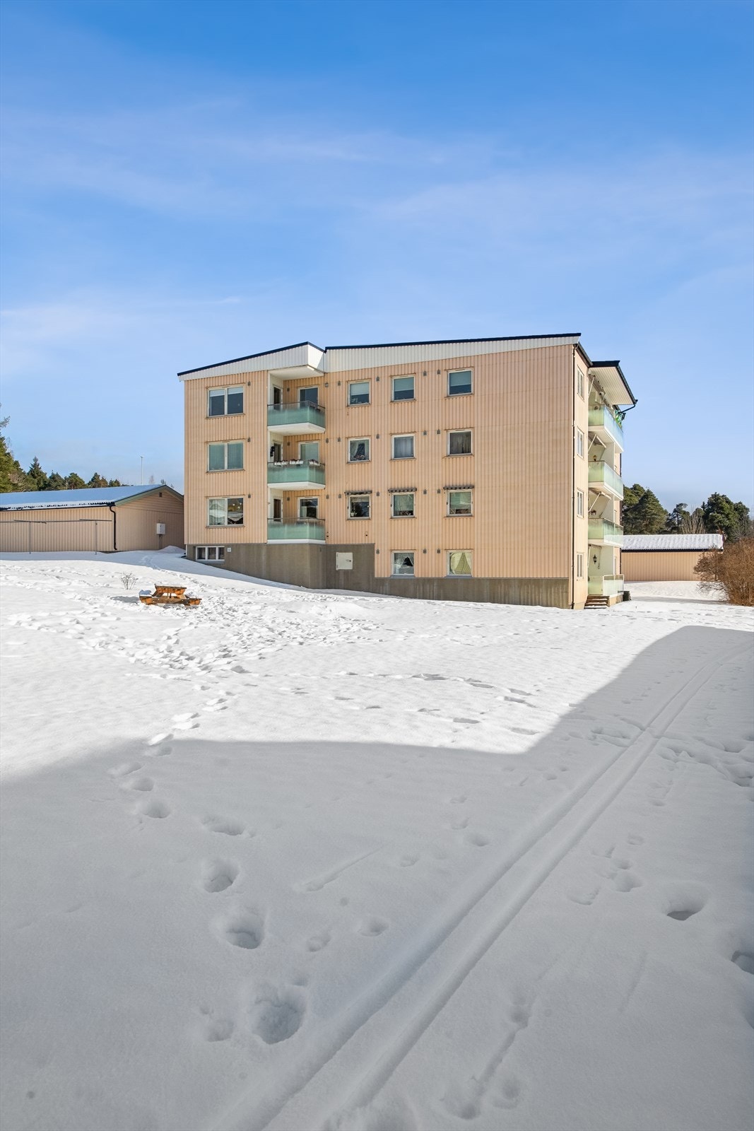 Bygget ble etterisolert og fikk nye utvendige fasadeplater i 1990. Galleribilde