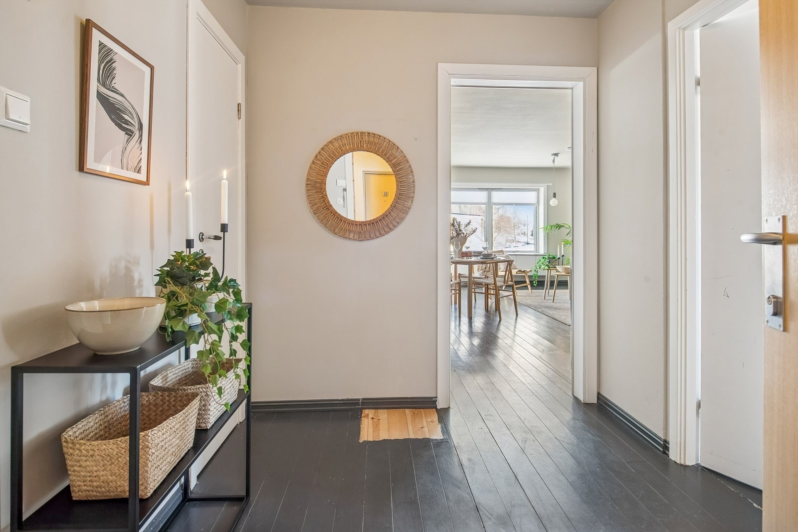 Stig på! Leiligheten har gjennomgående malte heltre furugulv. Galleribilde