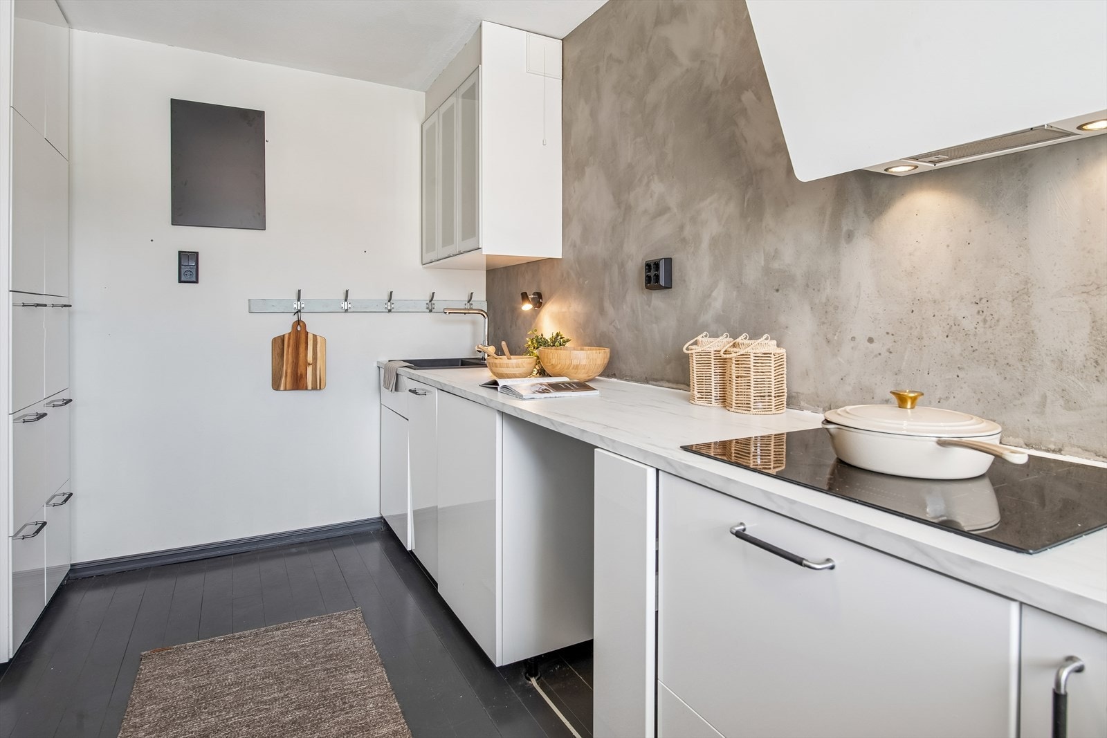 Laminatbenkeplaten og oppvaskkum fra 2025. Godt med skapplass! Galleribilde