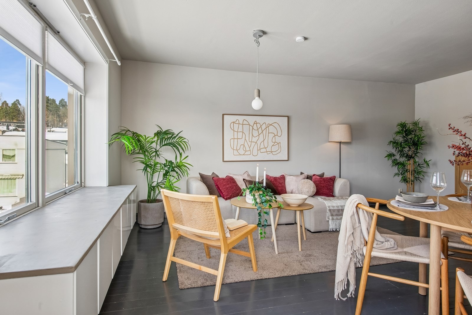 Store vindusflater gir en lys og åpen romfølelse. Galleribilde