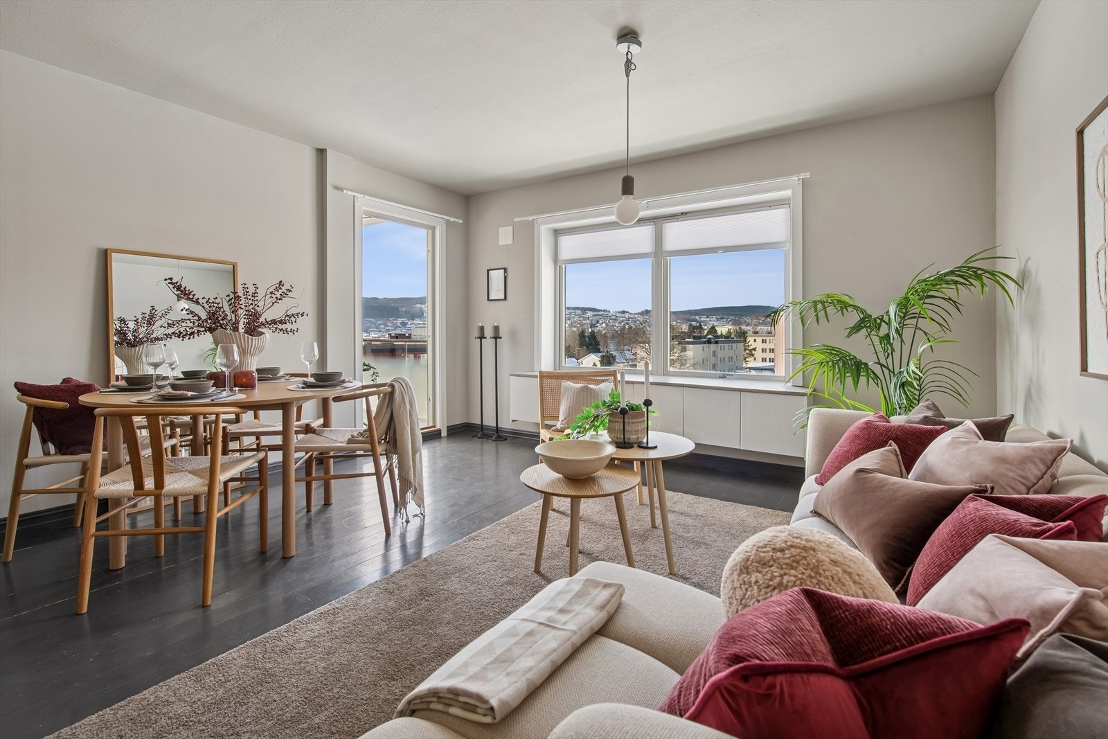 Utgang til sydvendt, overbygget veranda. Galleribilde