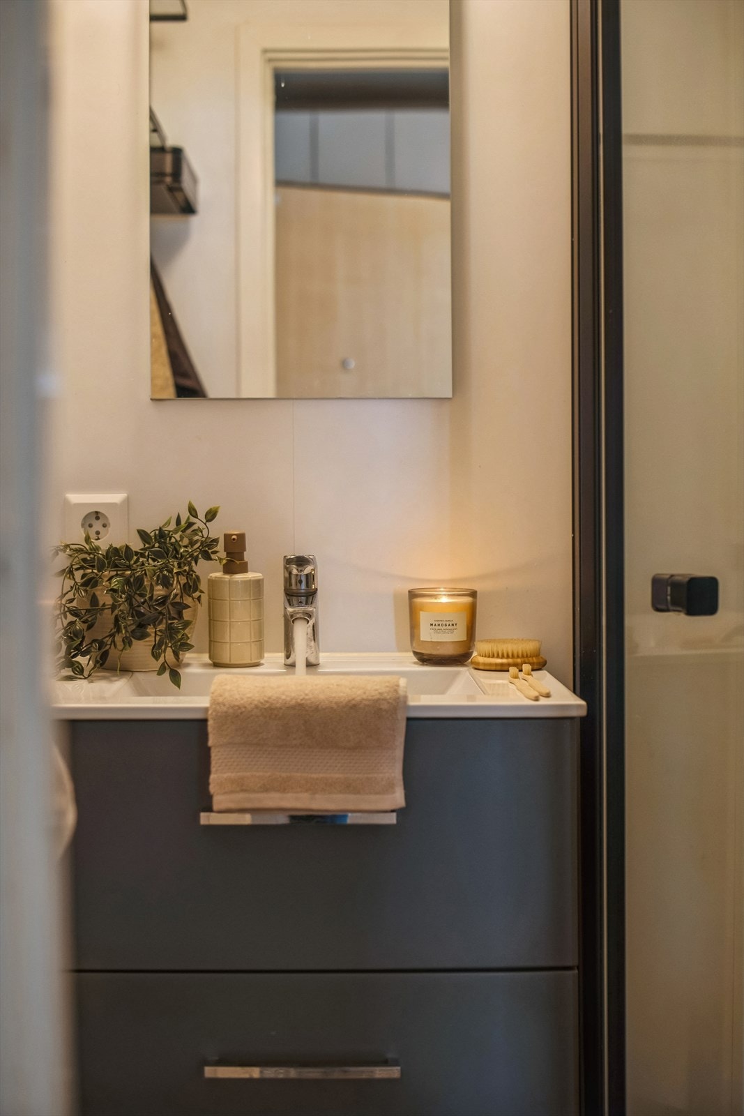 Det delikate badet ble bygget av fagfolk i 2021, med vinylbelegg og våtromsplater. Elektriske varmekabler i gulvet. Galleribilde