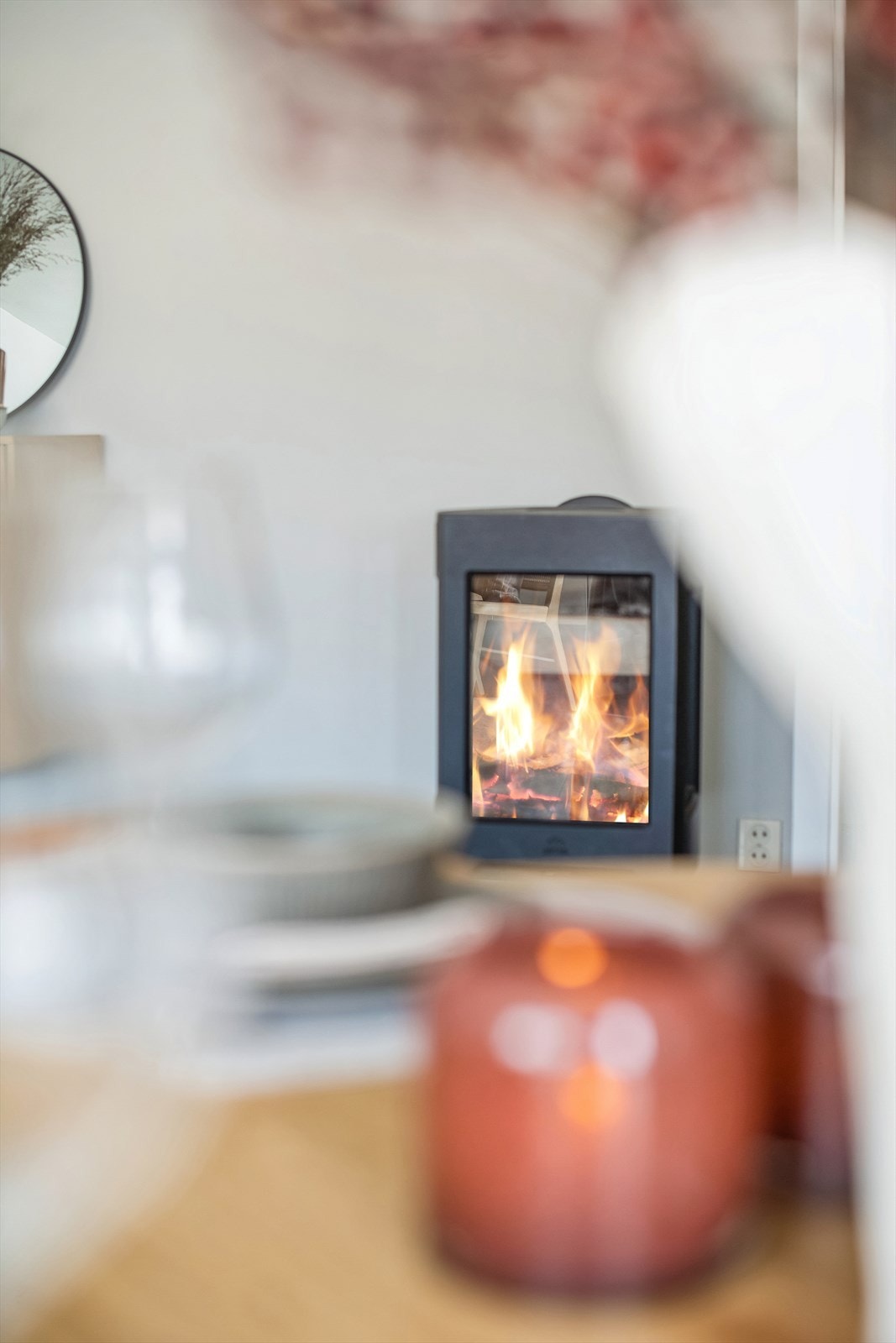 En peisovn fra 2021 med glassdør gir både varme og en hyggelig atmosfære. Galleribilde