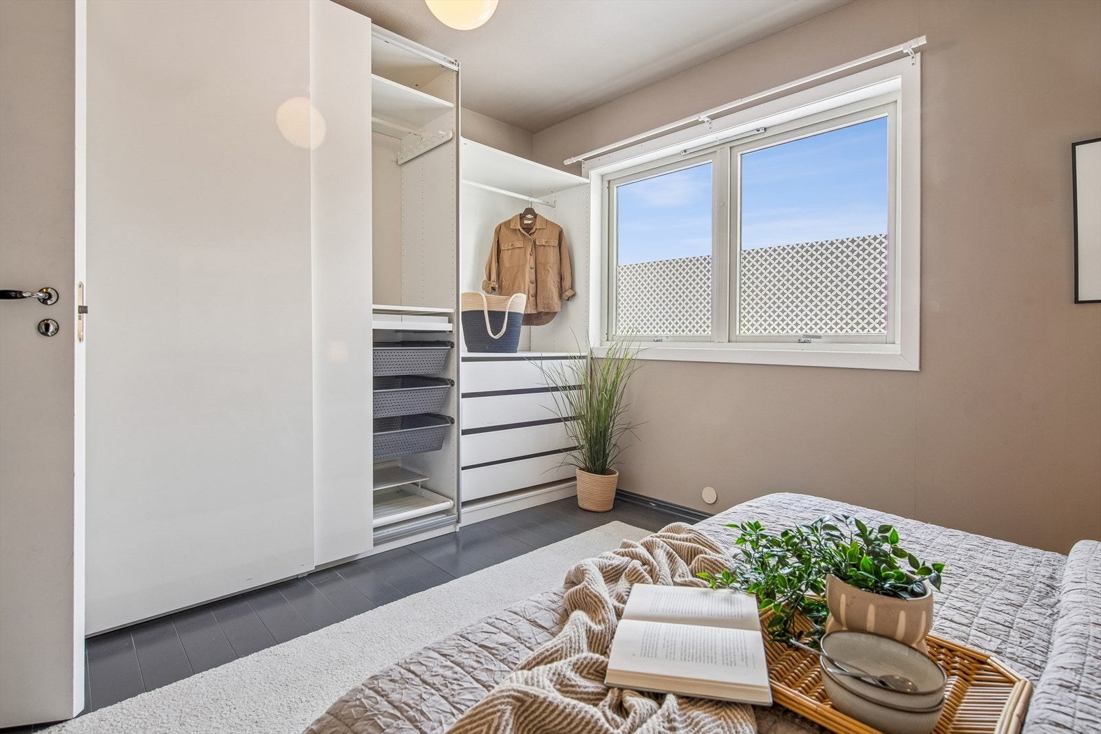 God oppbevaringsplass med både skyvedørsgarderobe og et plassbygget garderobeskap. Galleribilde